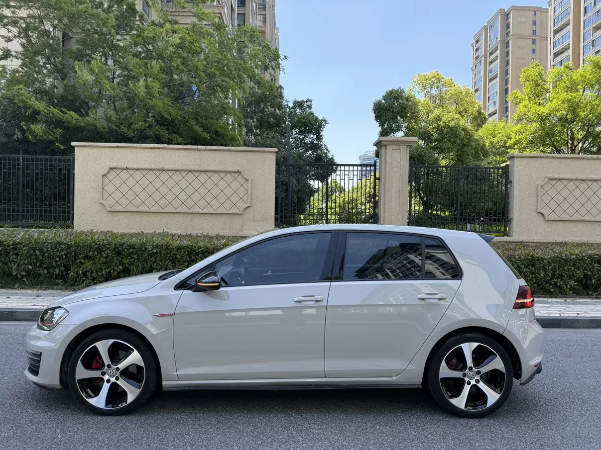Volkswagen Golf GTI