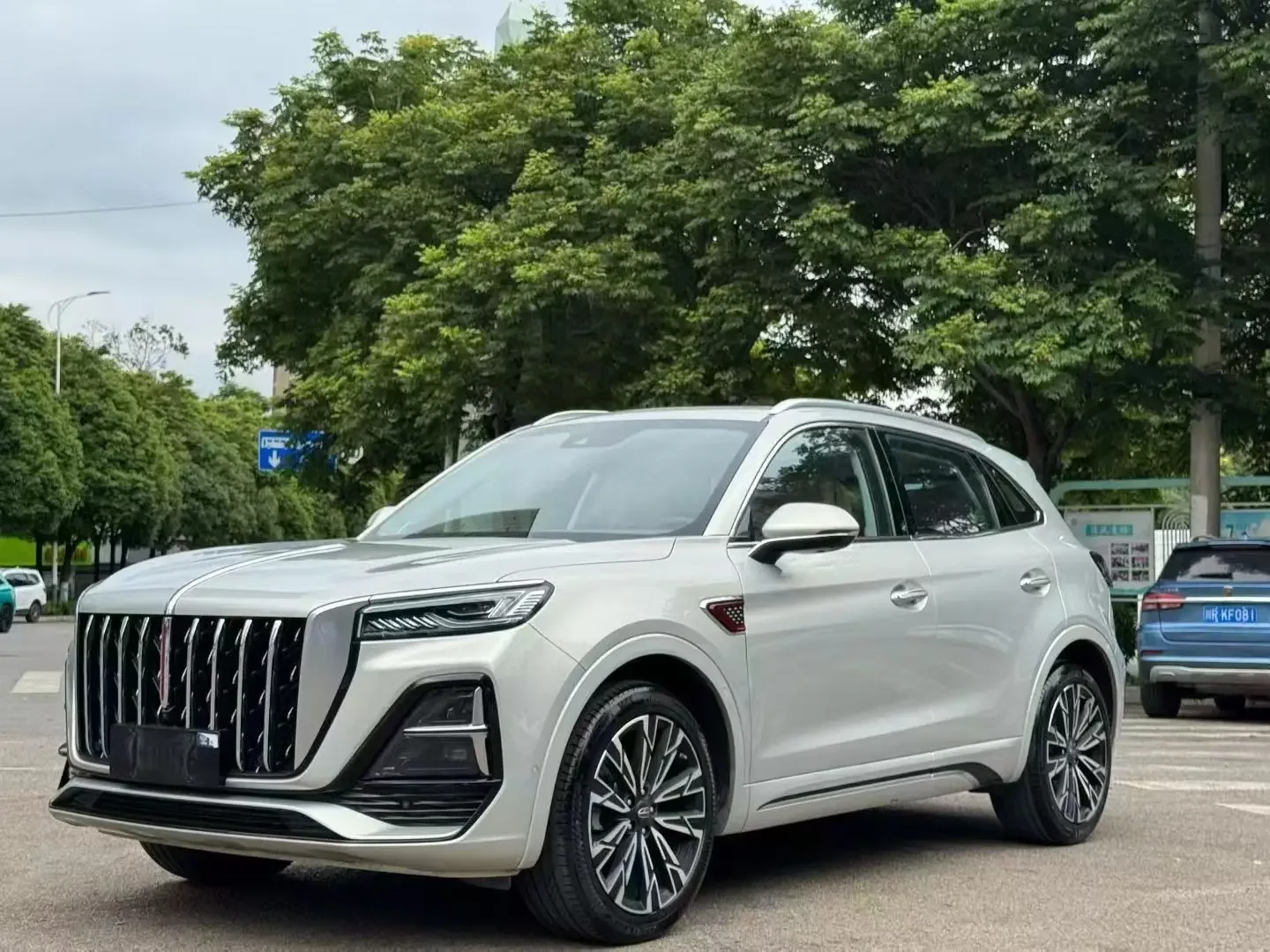 Hongqi HS5