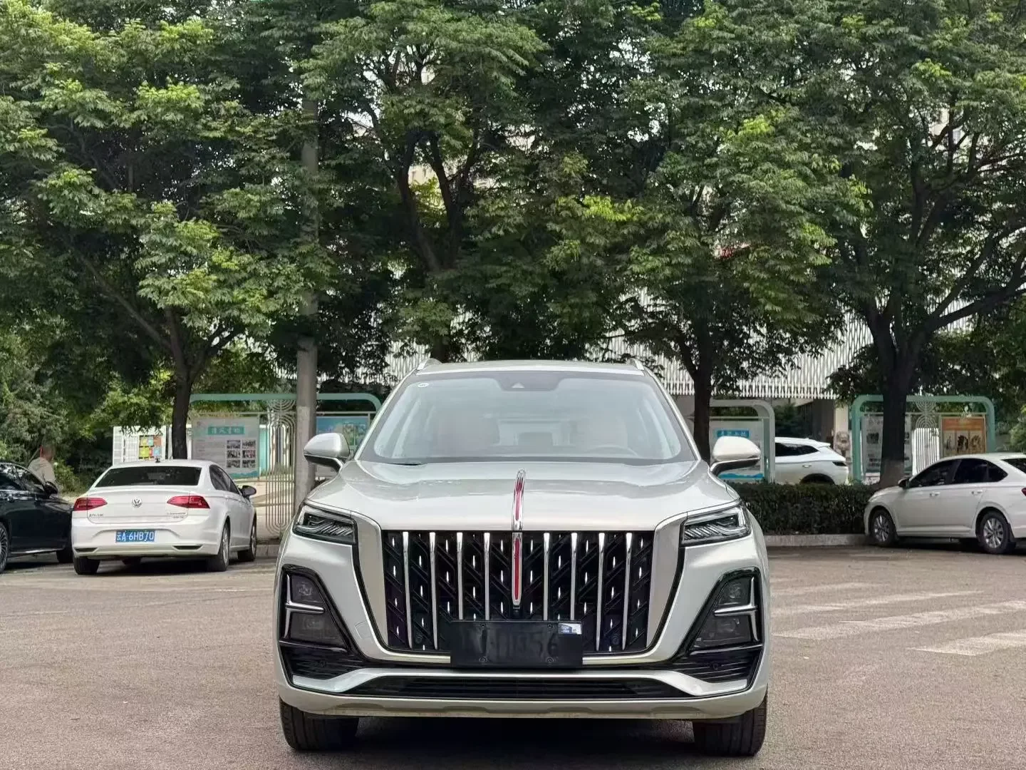 Hongqi HS5