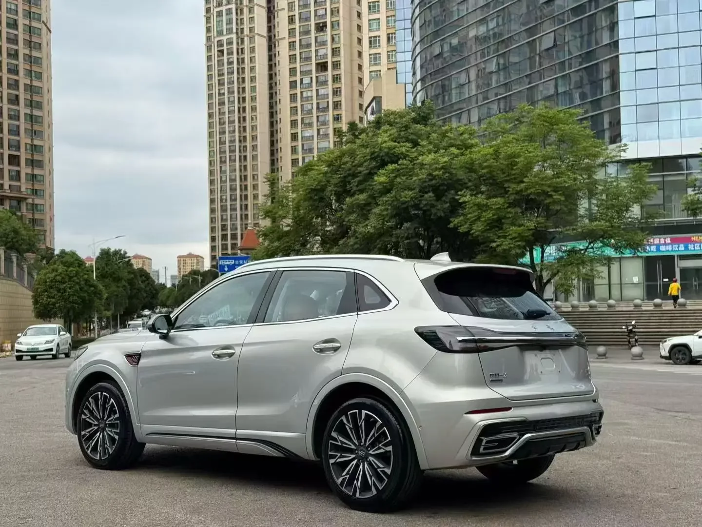 Hongqi HS5