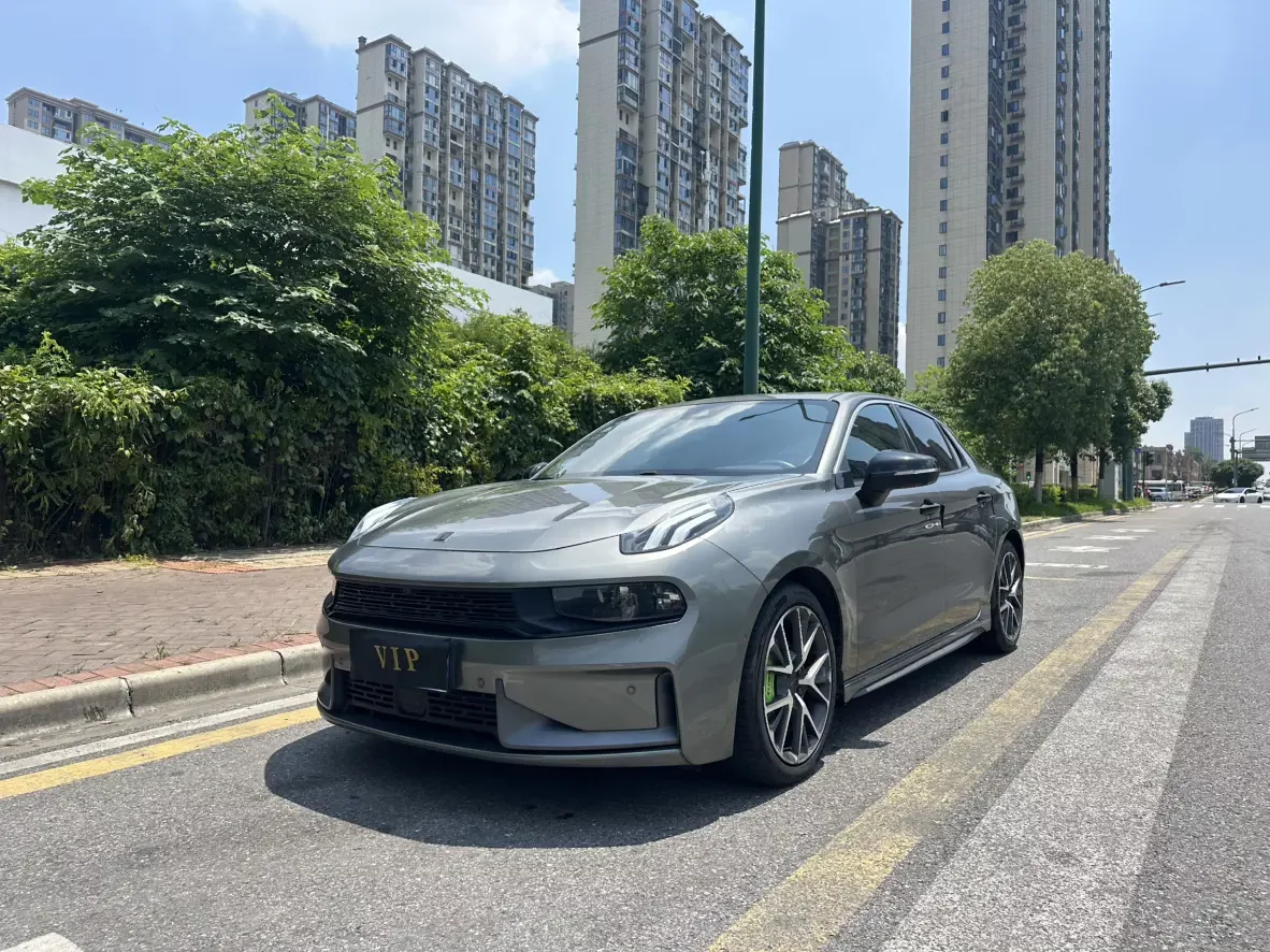 Lynk & Co 03