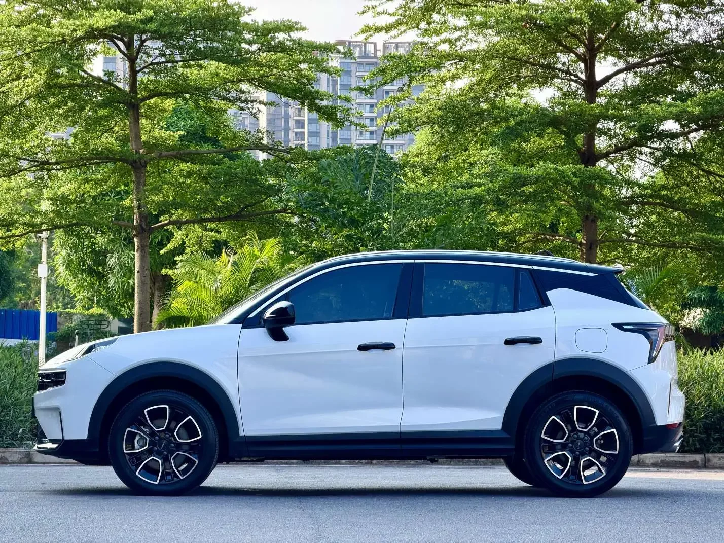 Lynk & Co 06