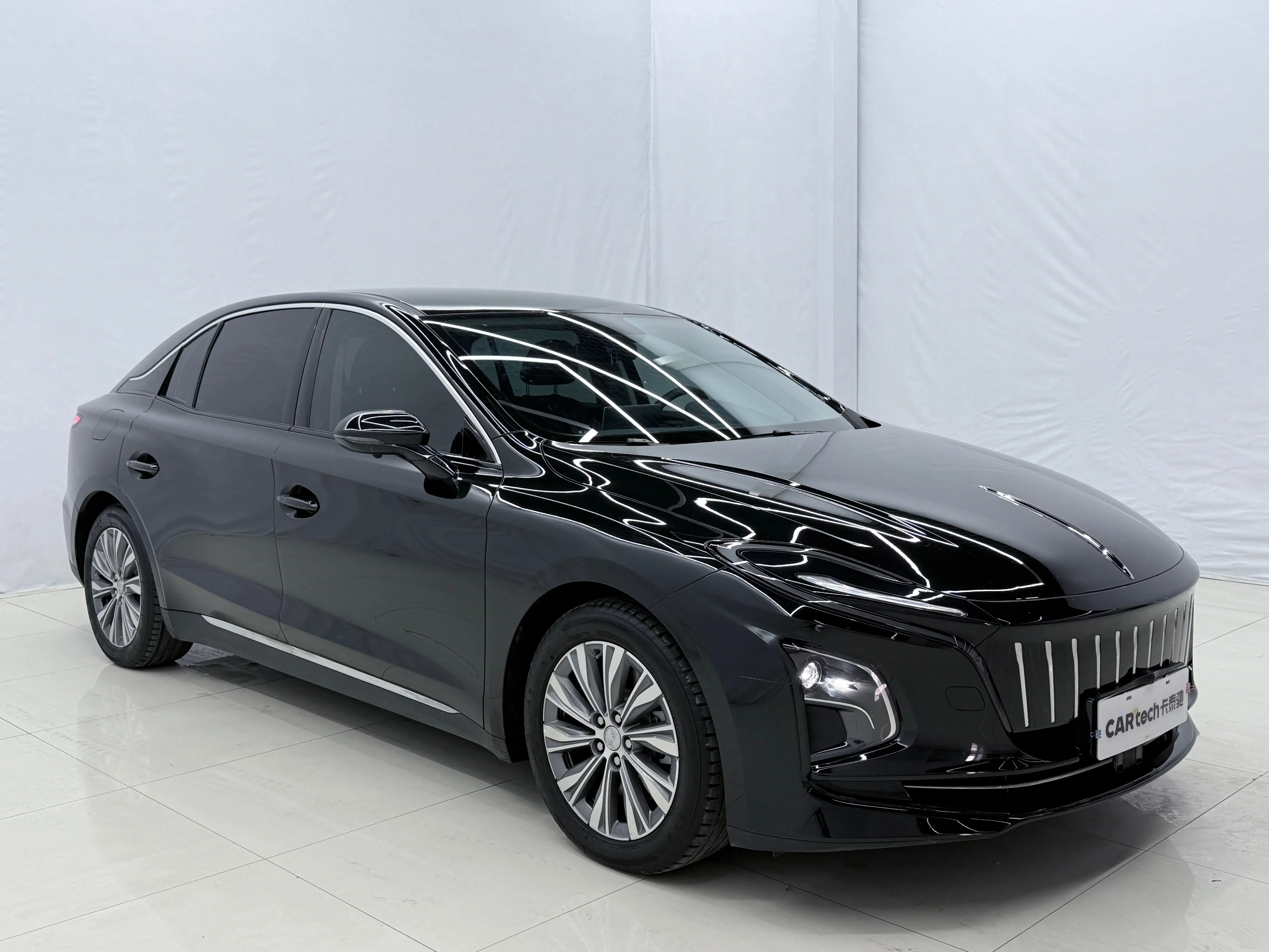 Hongqi E-QM5