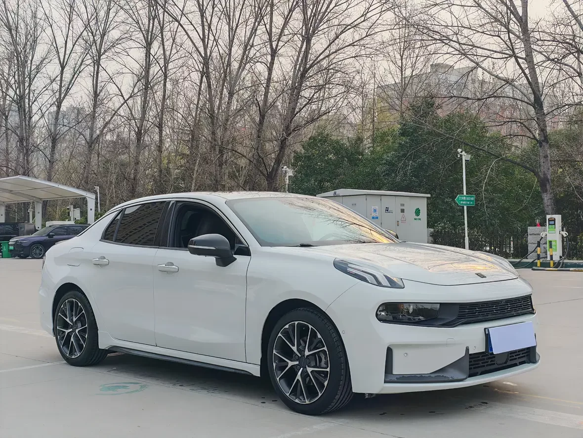Lynk & Co 03