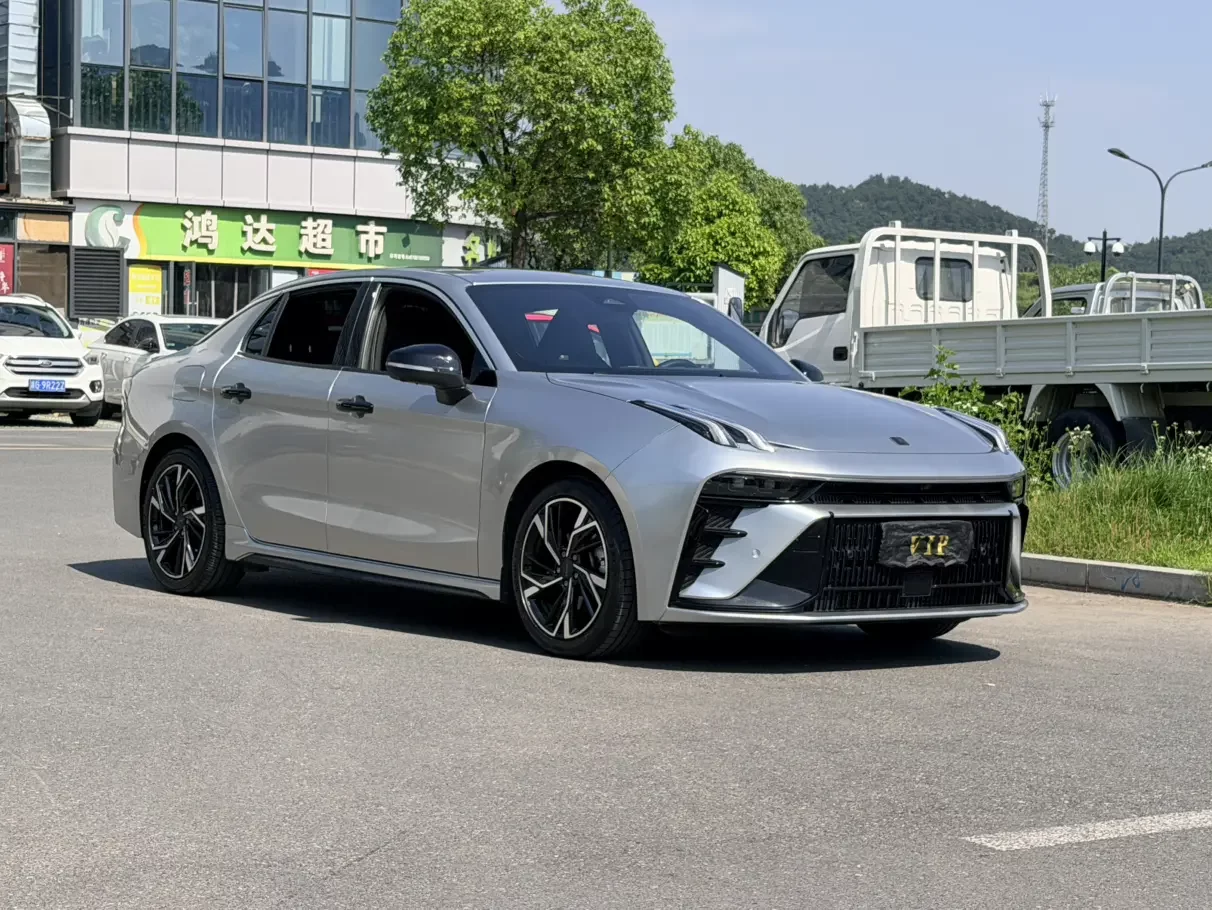 Lynk & Co 03