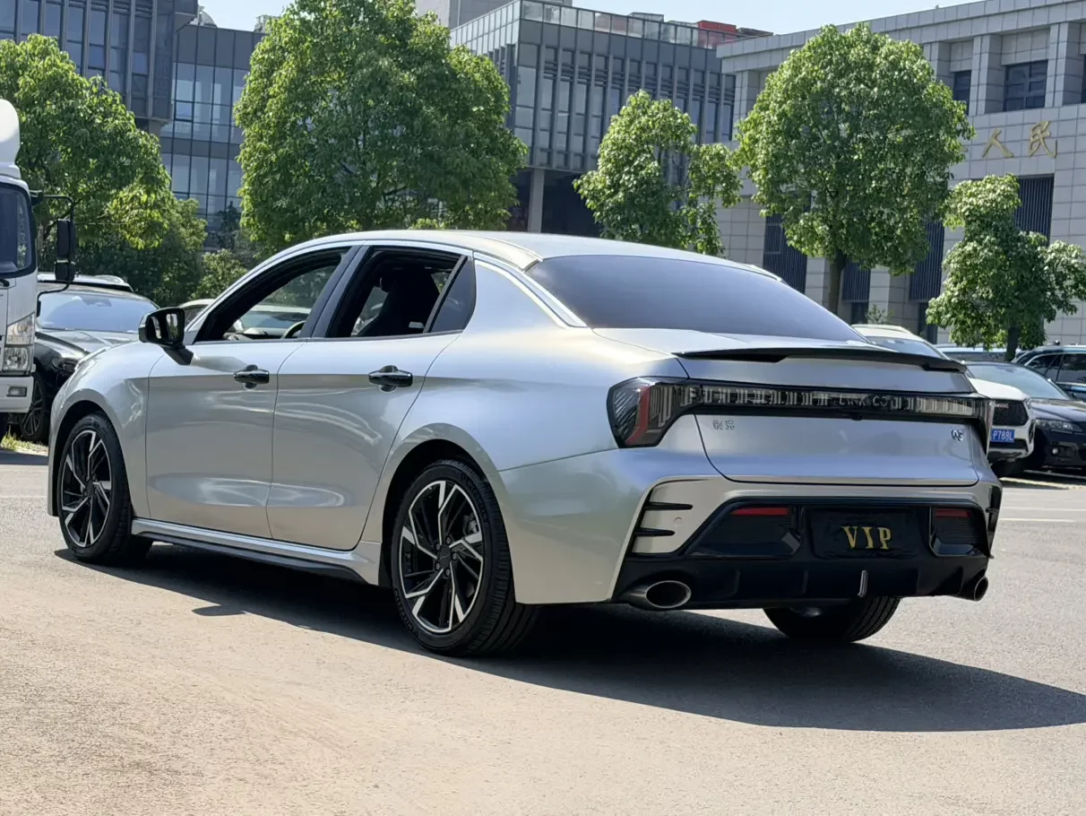 Lynk & Co 03