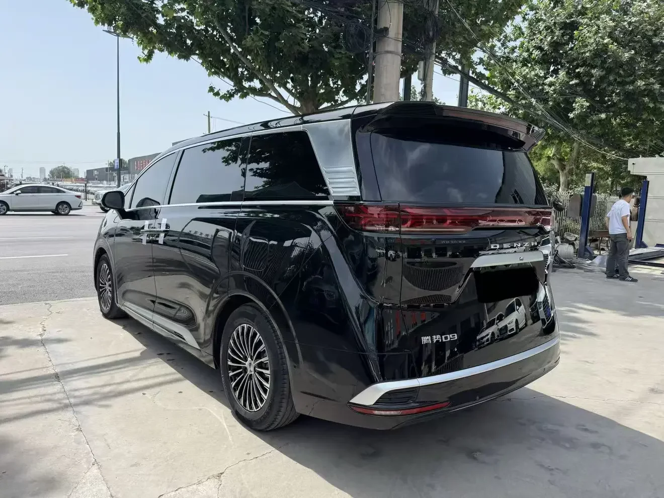 Denza D9 DM