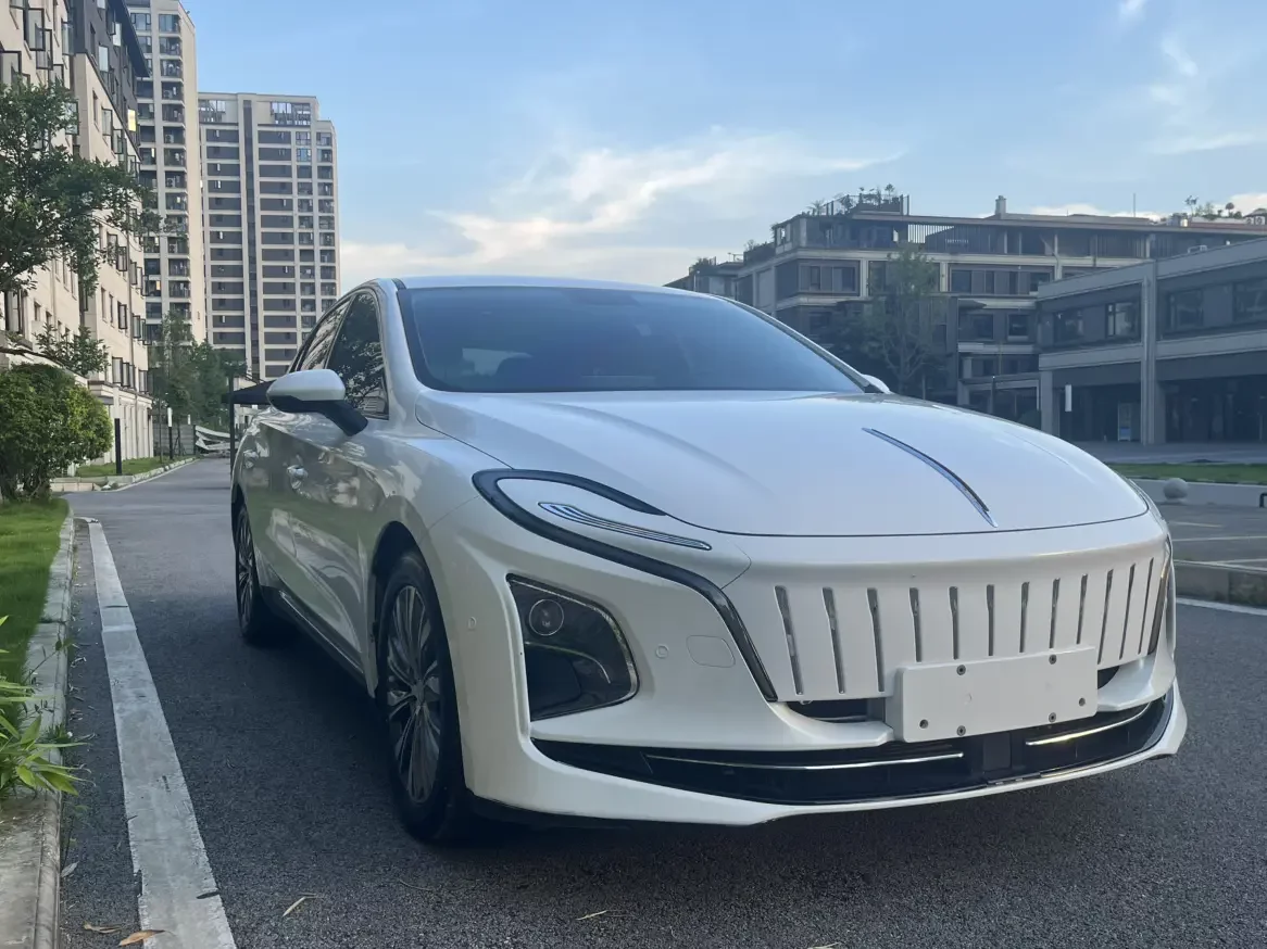 Hongqi E-QM5