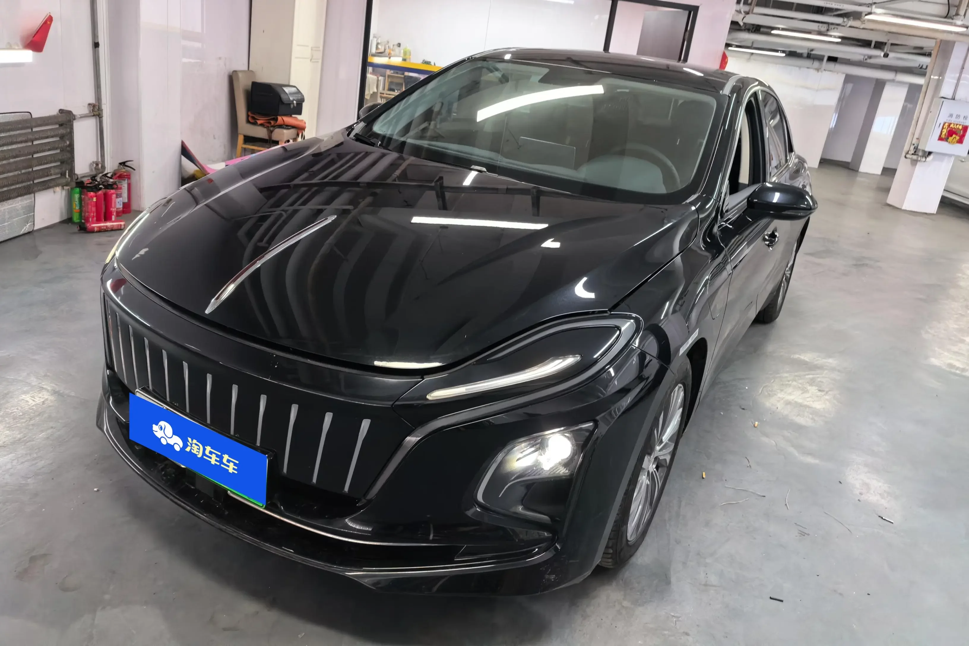 Hongqi E-QM5