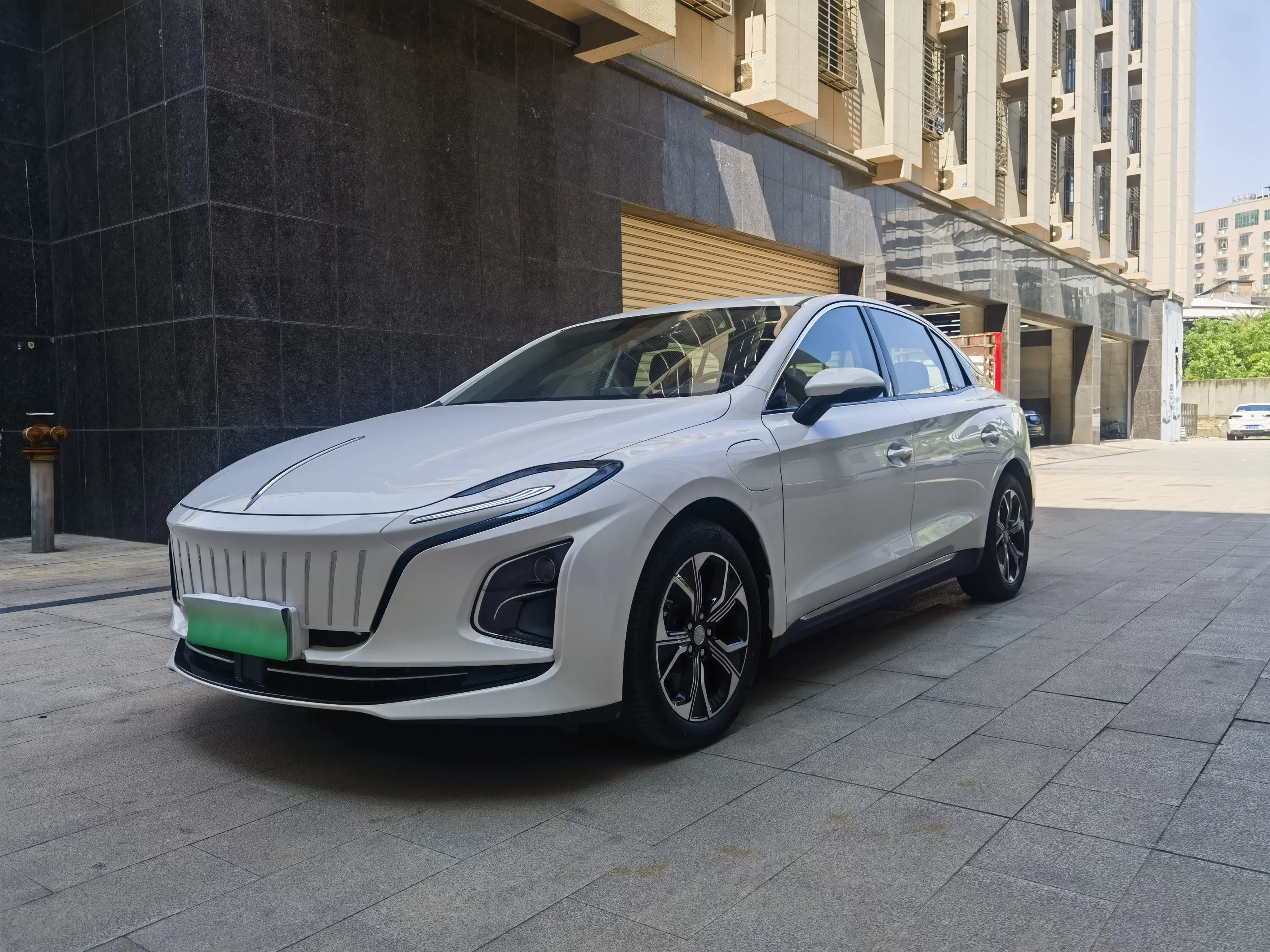 Hongqi E-QM5