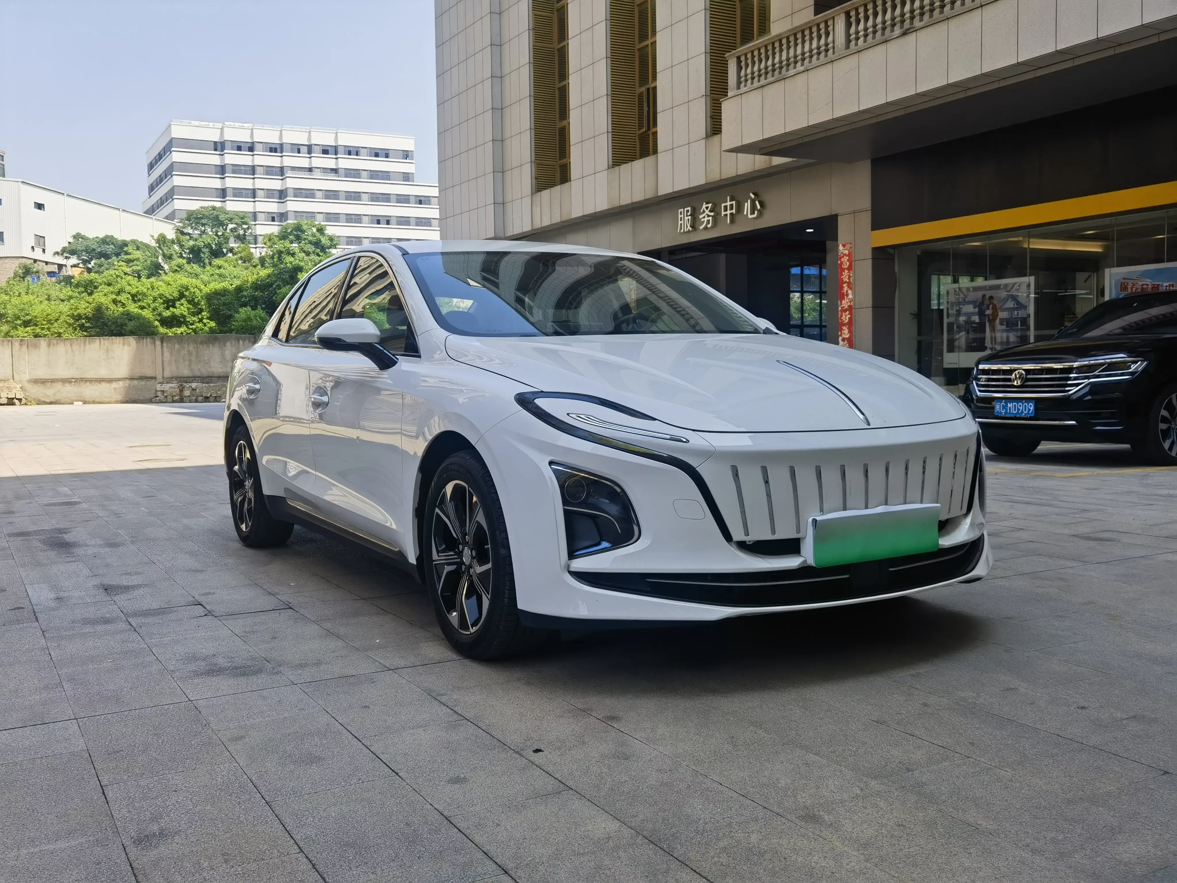Hongqi E-QM5