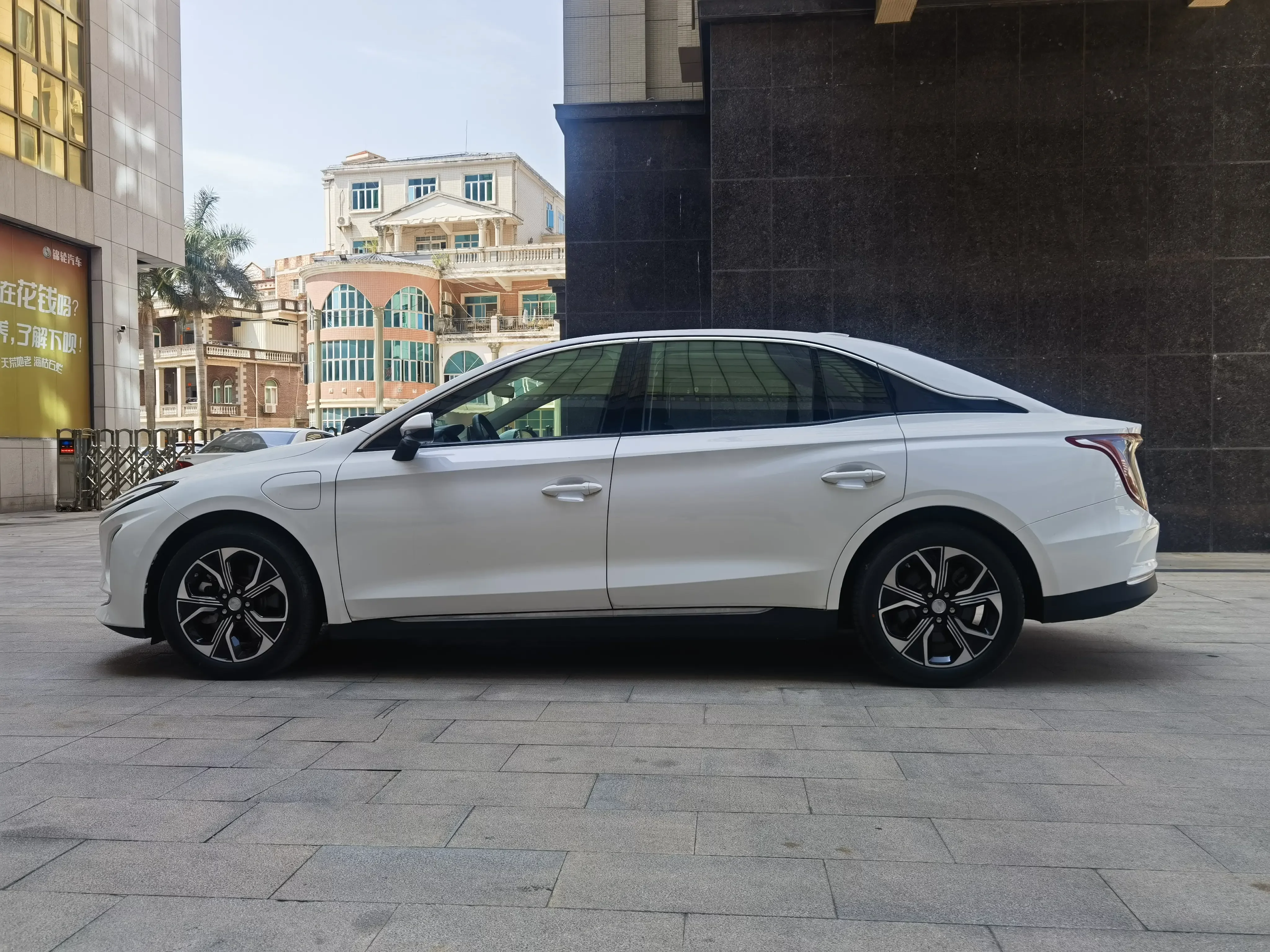 Hongqi E-QM5