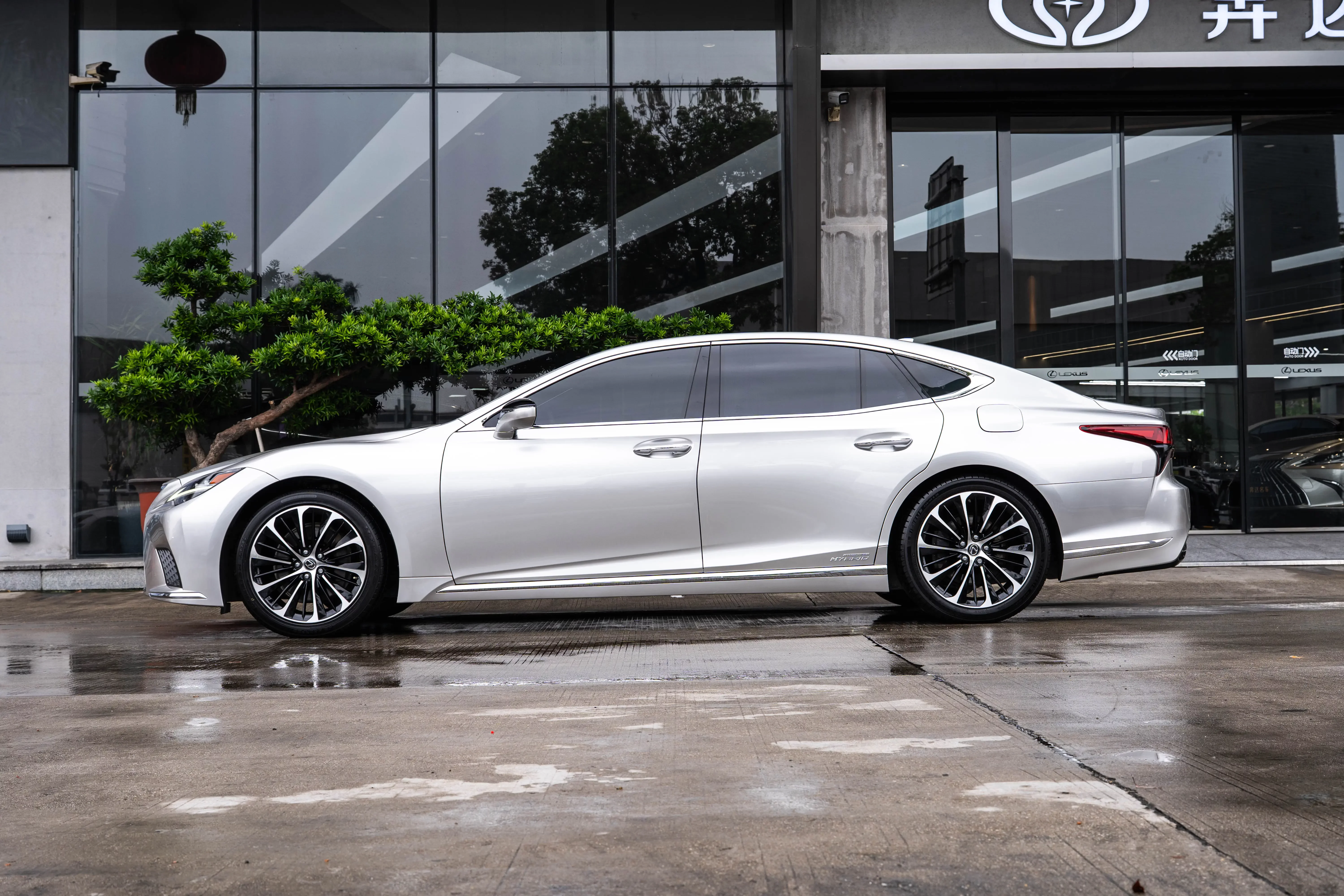 Lexus LS