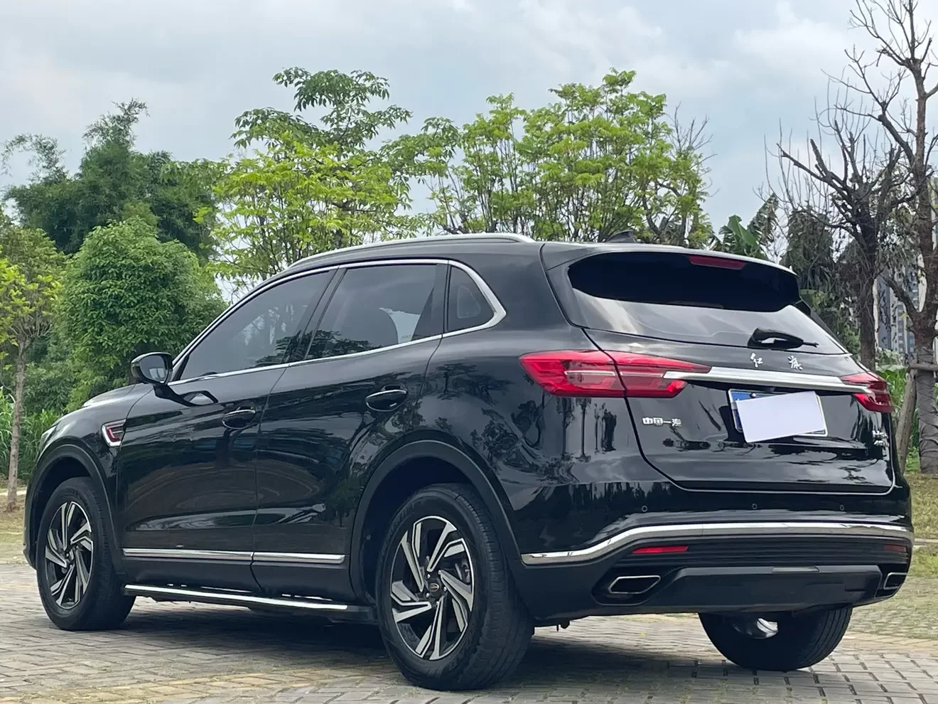 Hongqi HS5