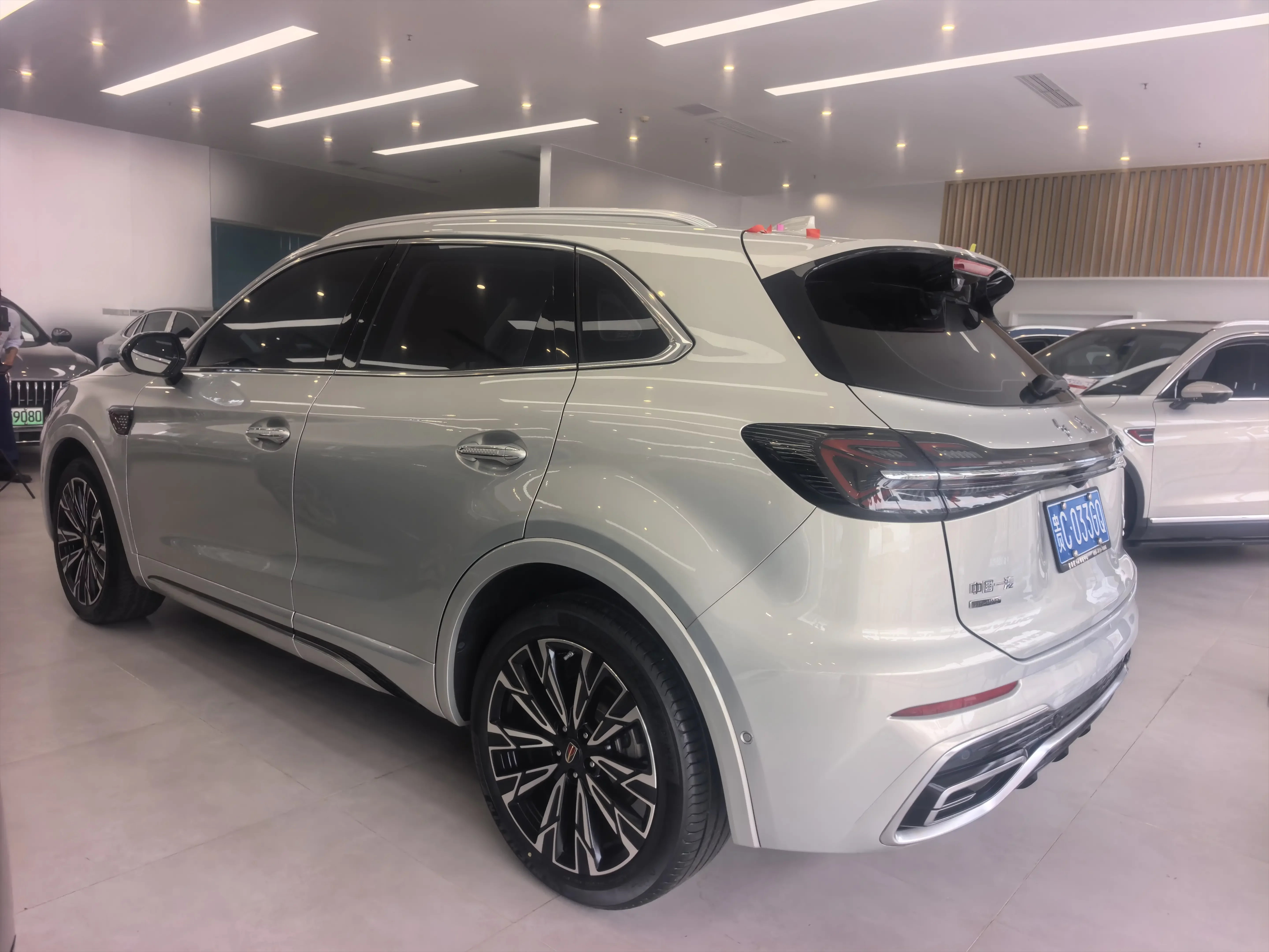 Hongqi HS5
