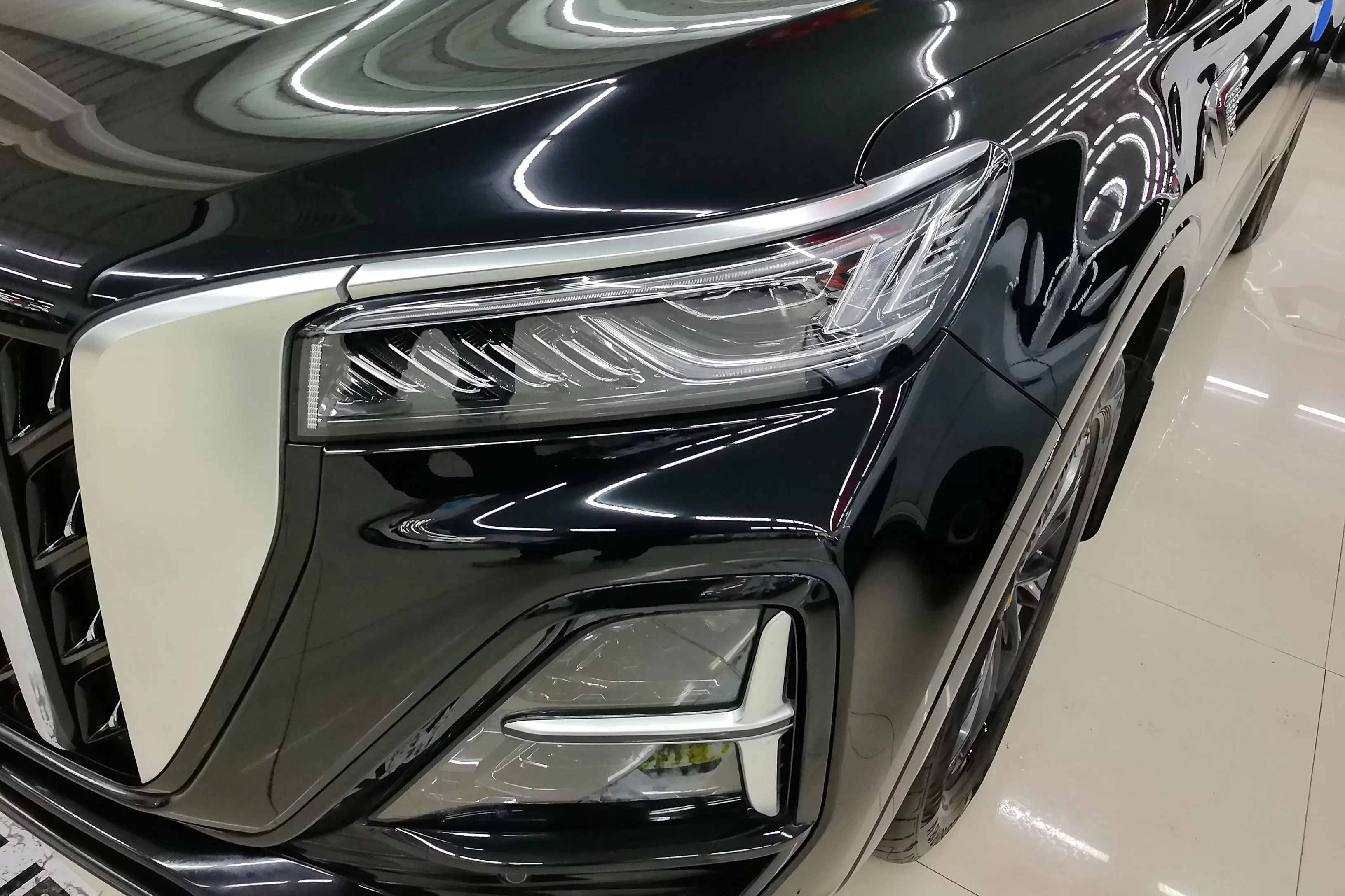 Hongqi HS5