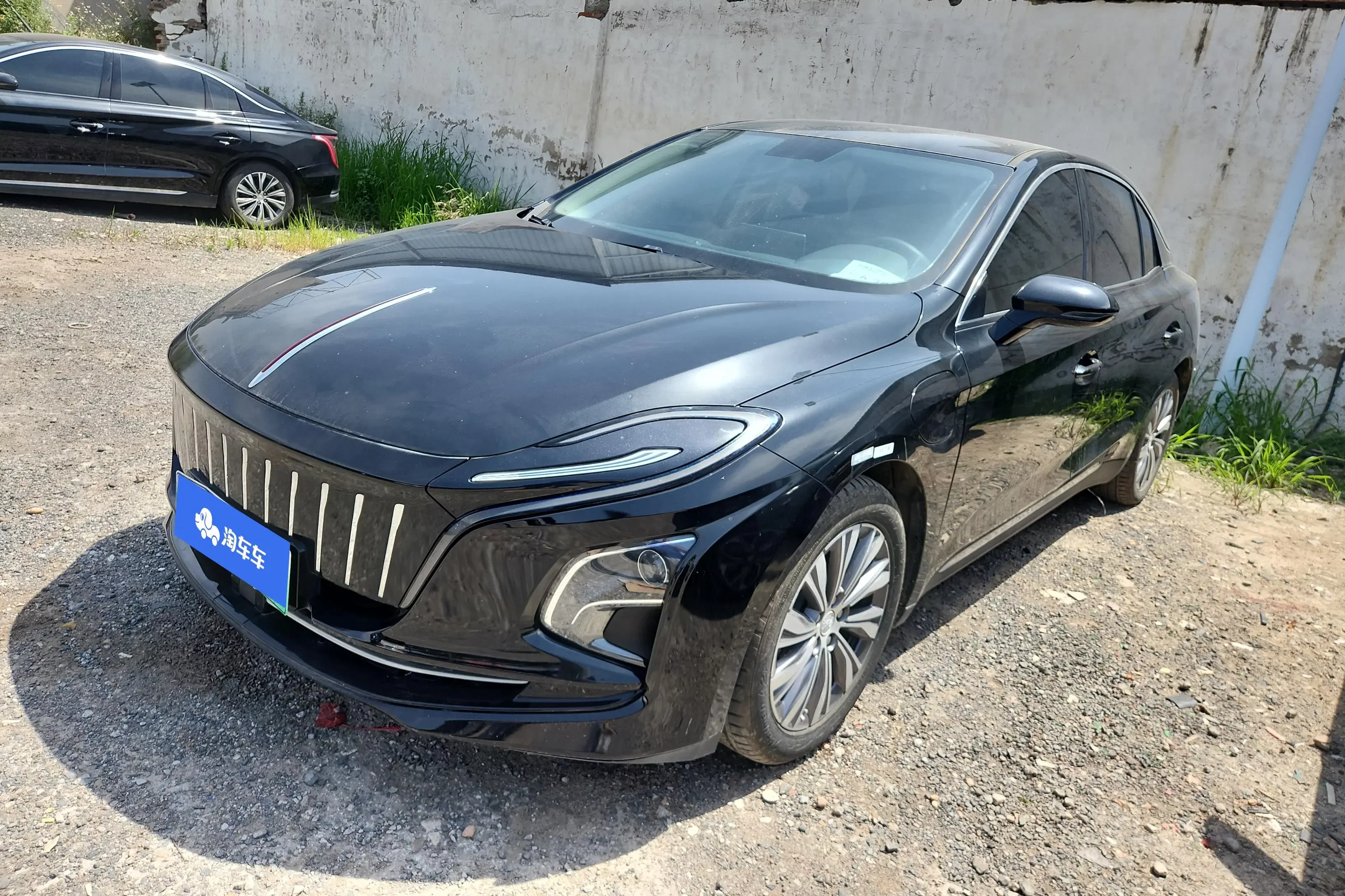 Hongqi E-QM5