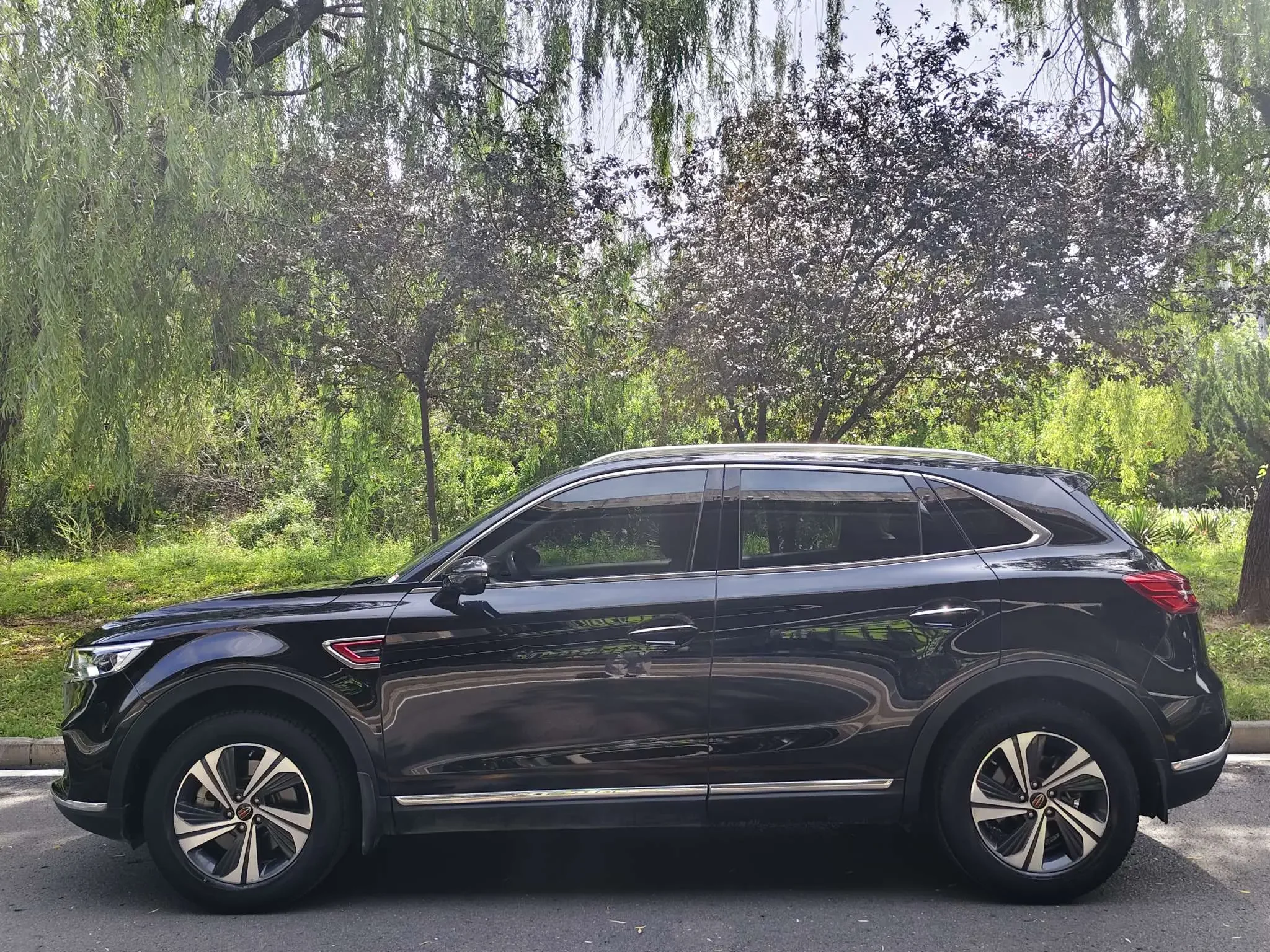 Hongqi HS5