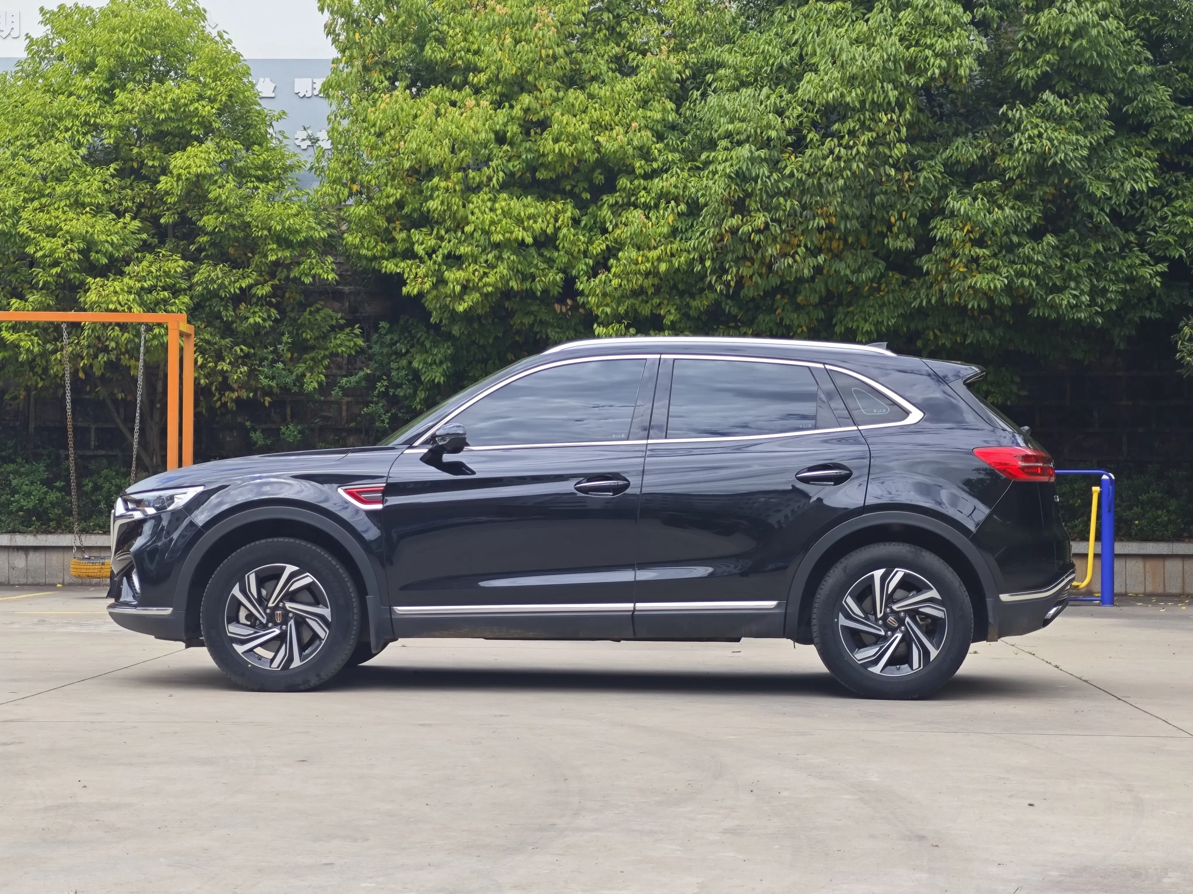 Hongqi HS5