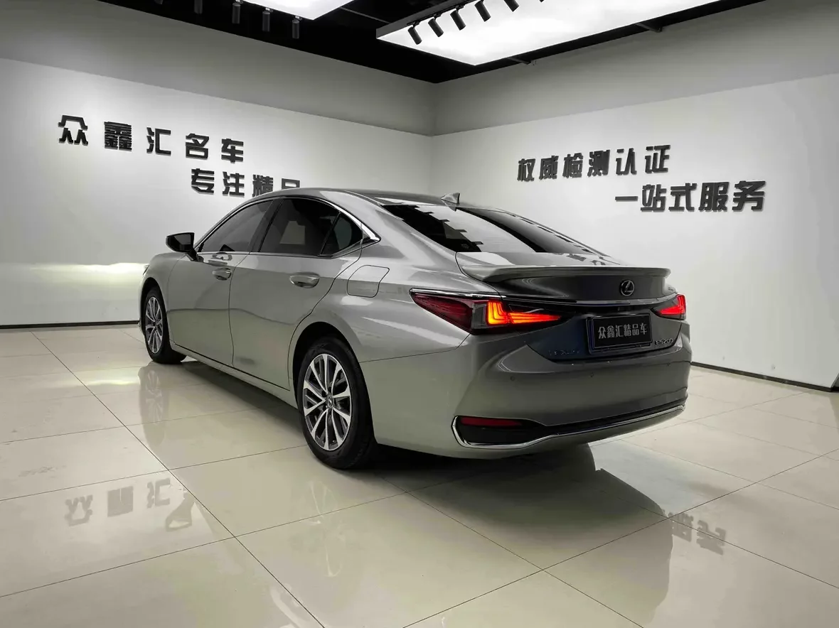 Lexus ES