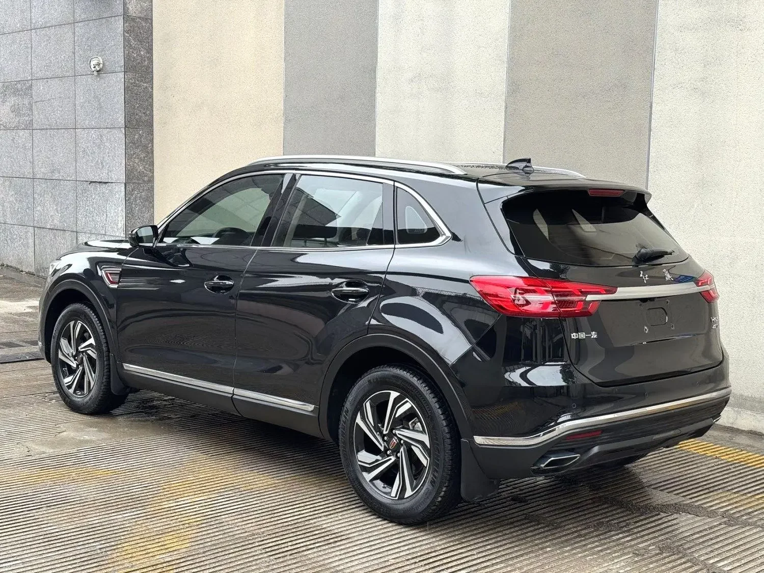 Hongqi HS5