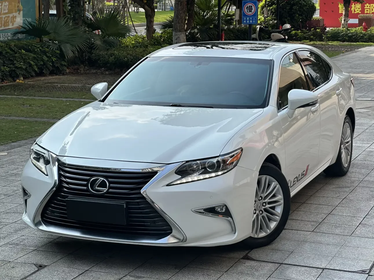 Lexus ES