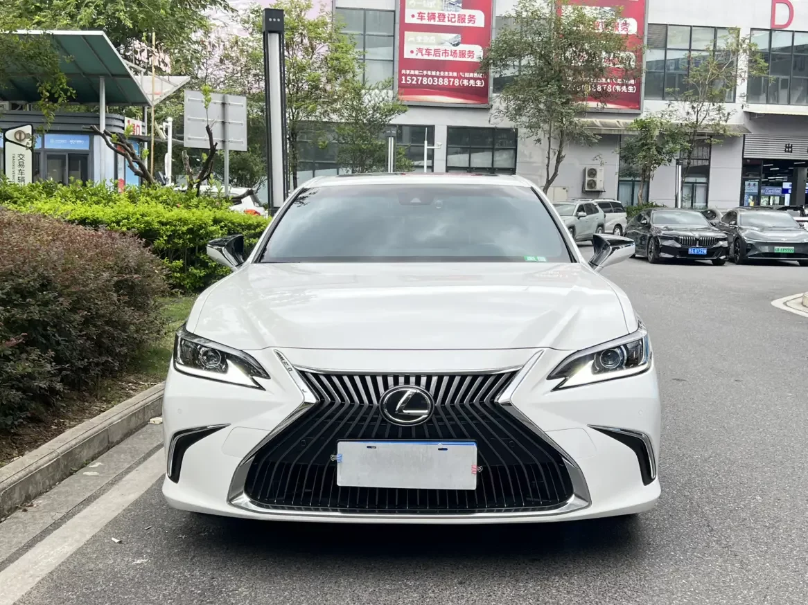 Lexus ES