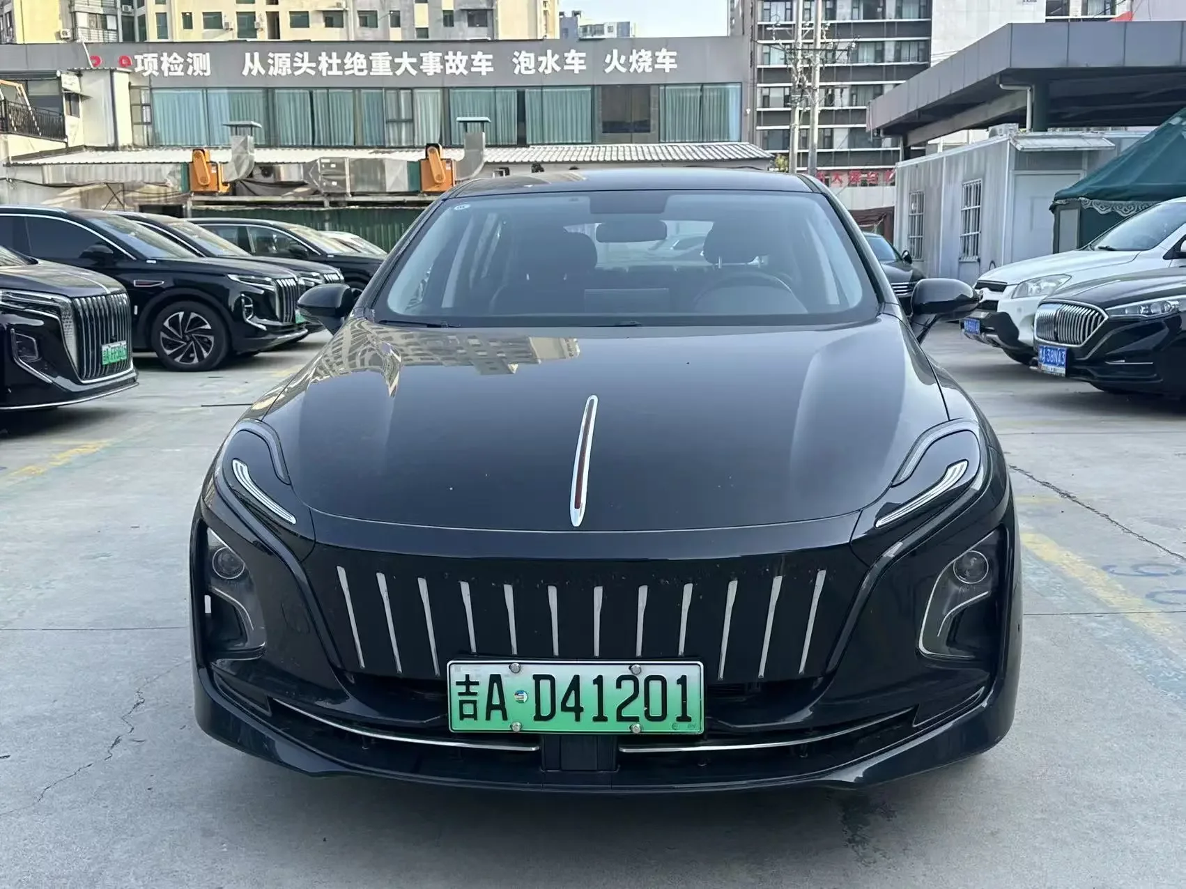 Hongqi E-QM5