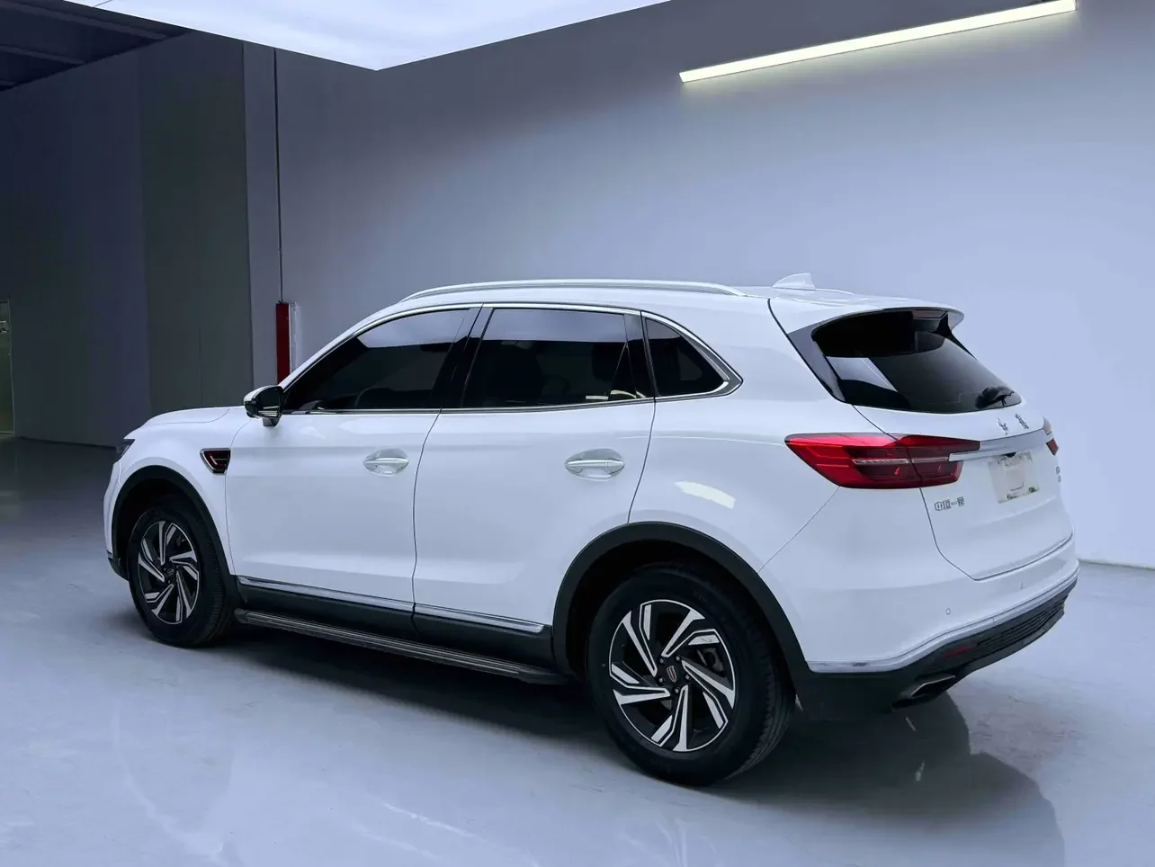 Hongqi HS5