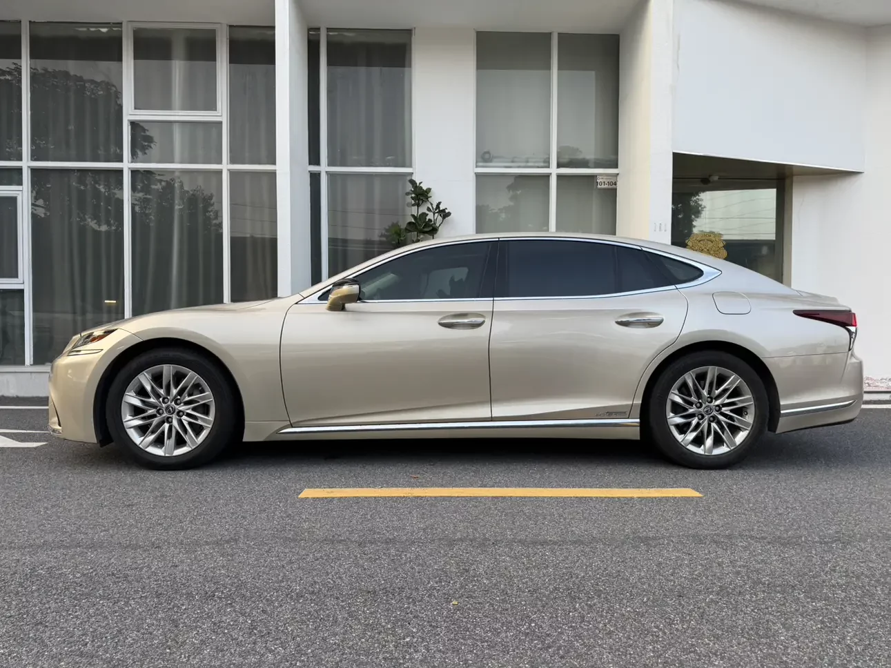 Lexus LS