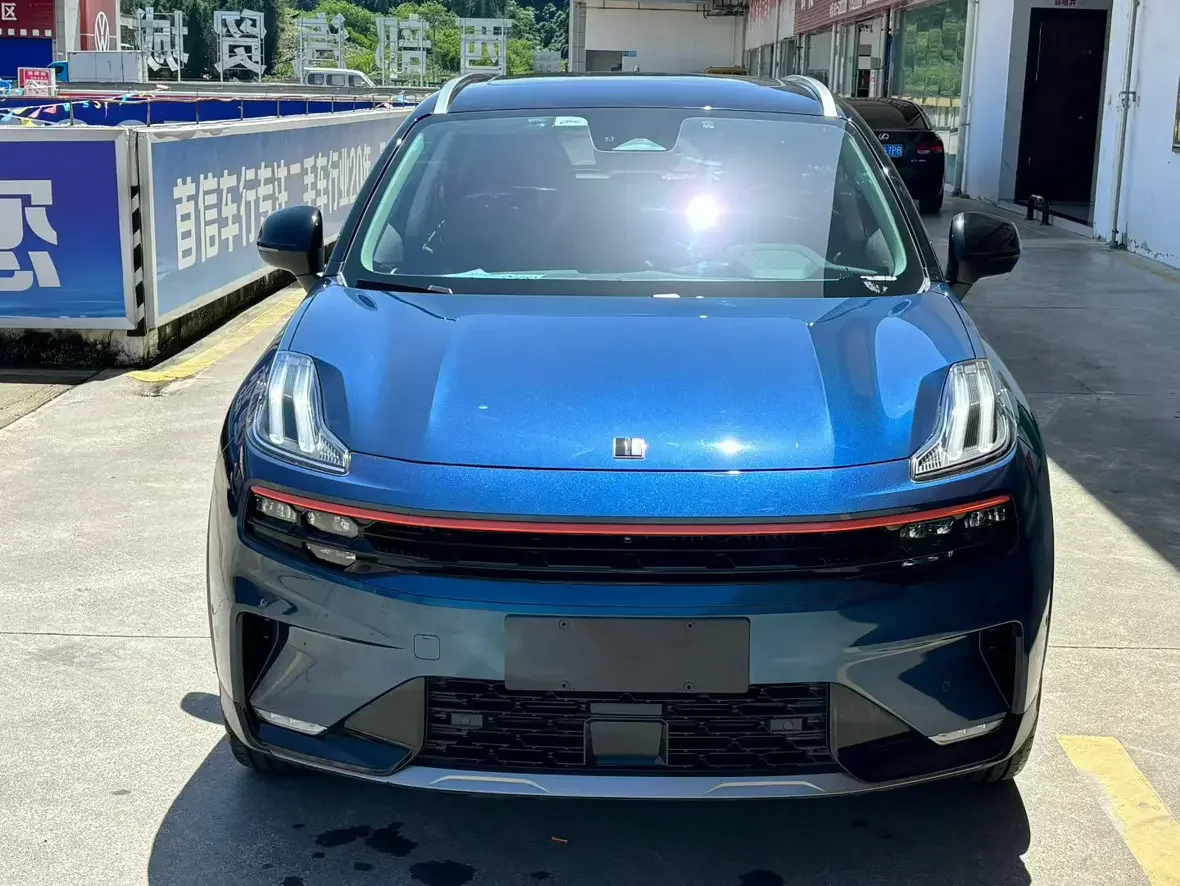 Lynk & Co 06