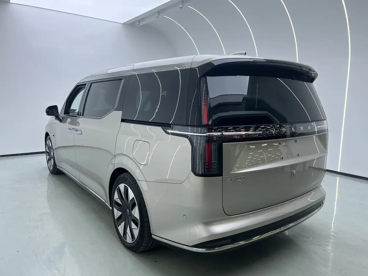 Volvo EM90