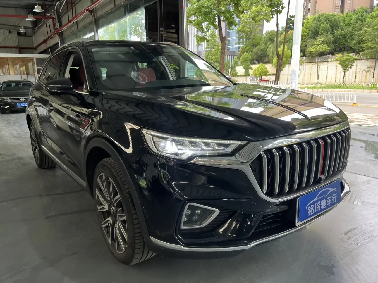 Hongqi HS5