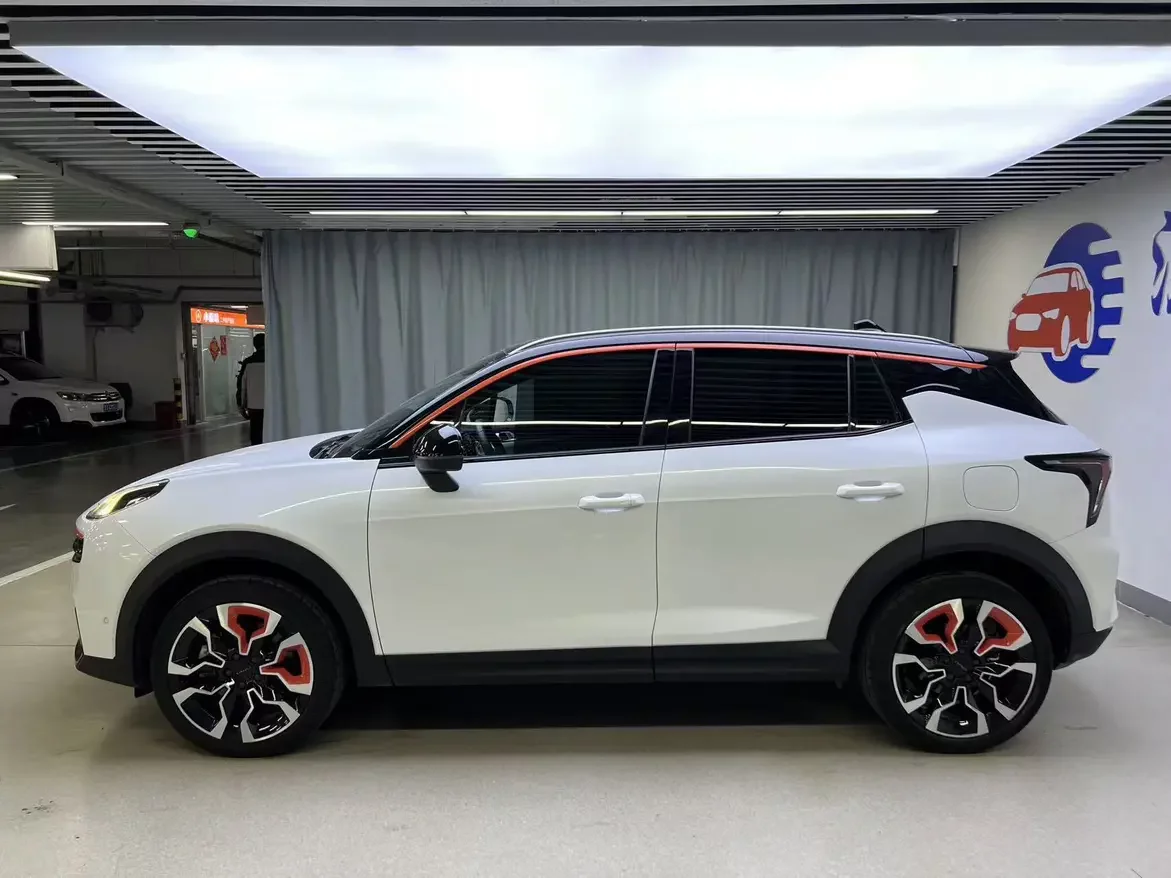 Lynk & Co 06