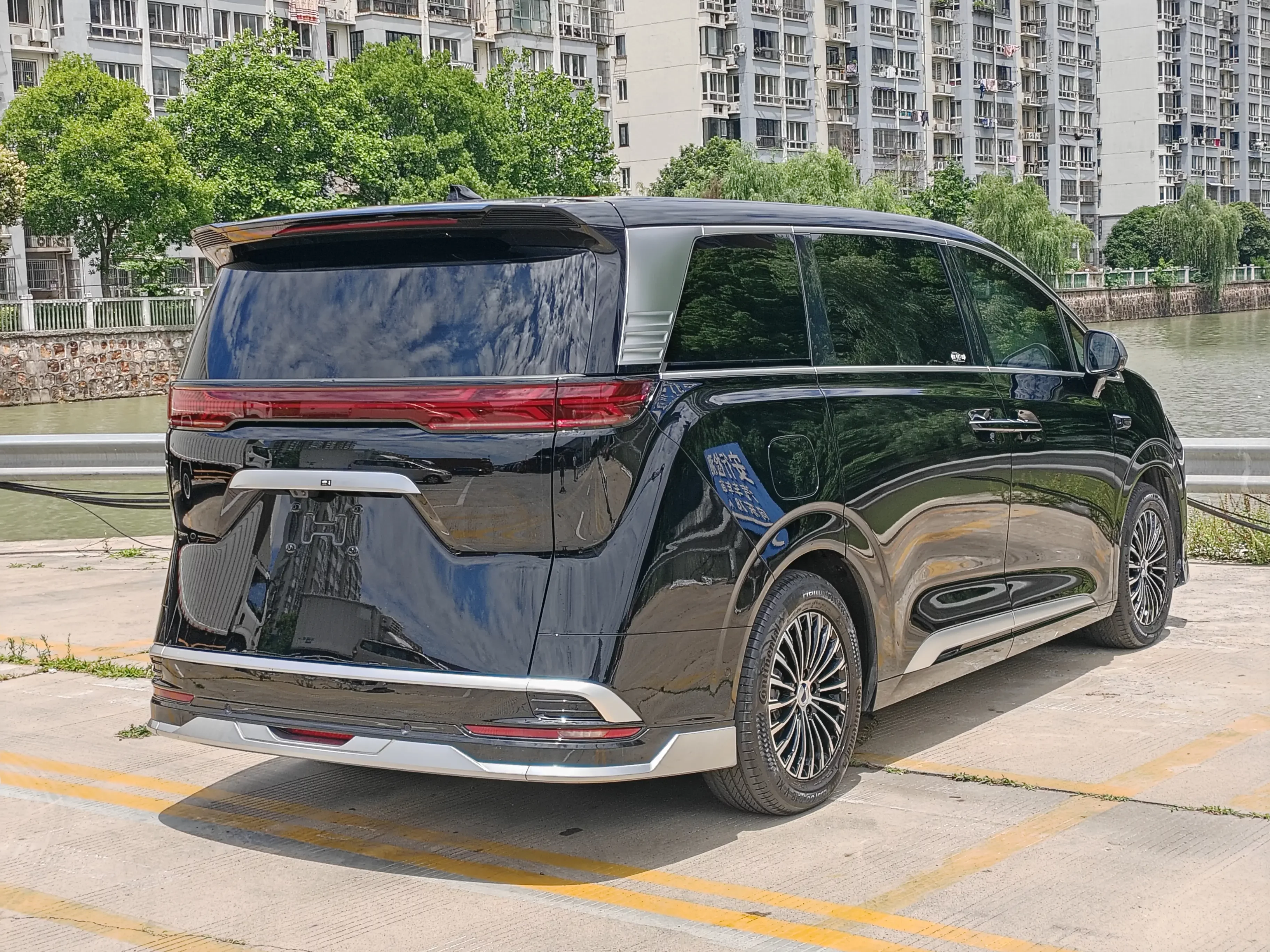 Denza D9 DM