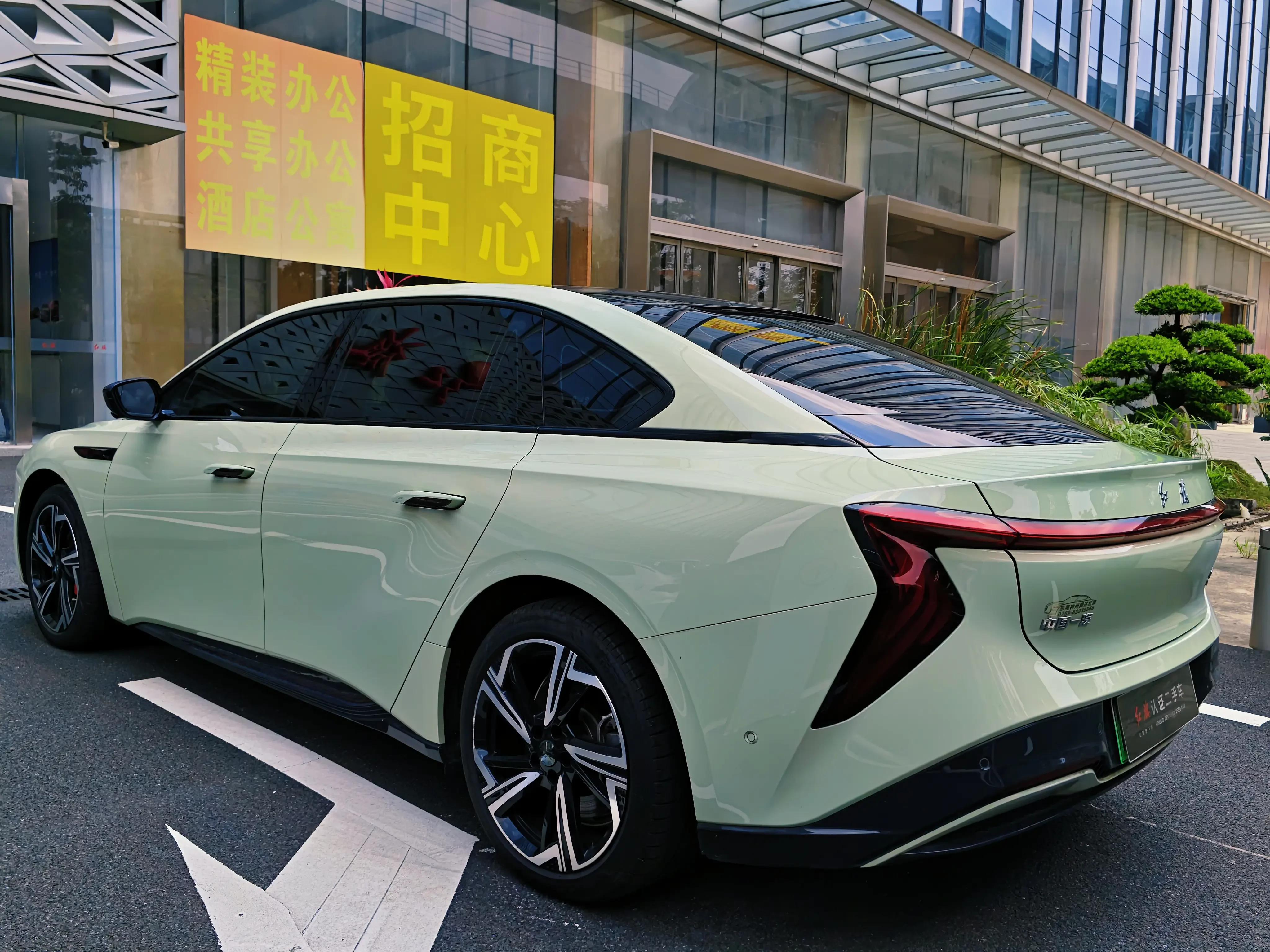 Hongqi EH7