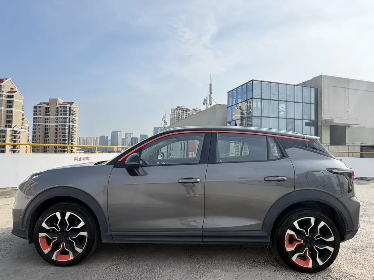 Lynk & Co 06
