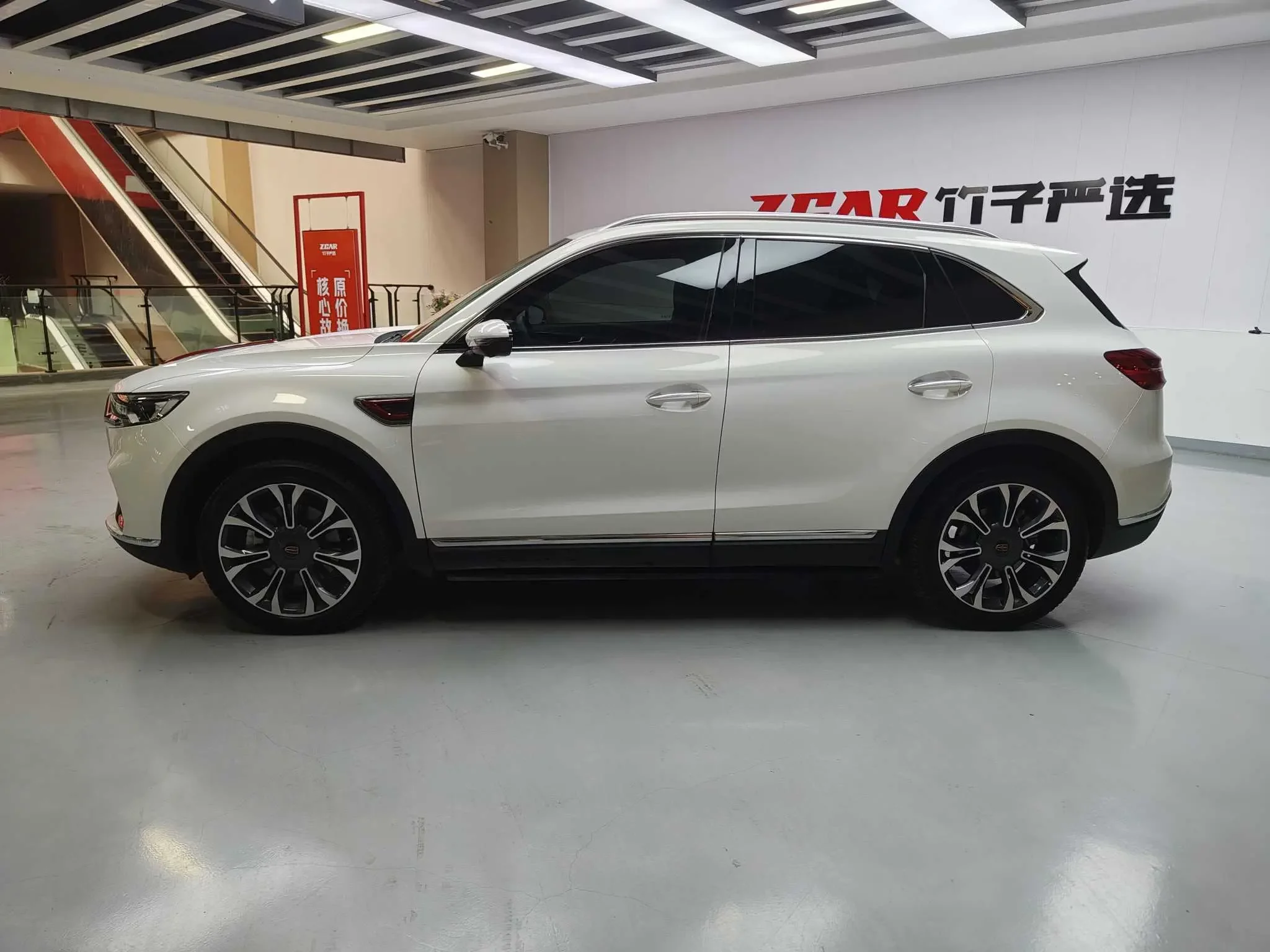 Hongqi HS5