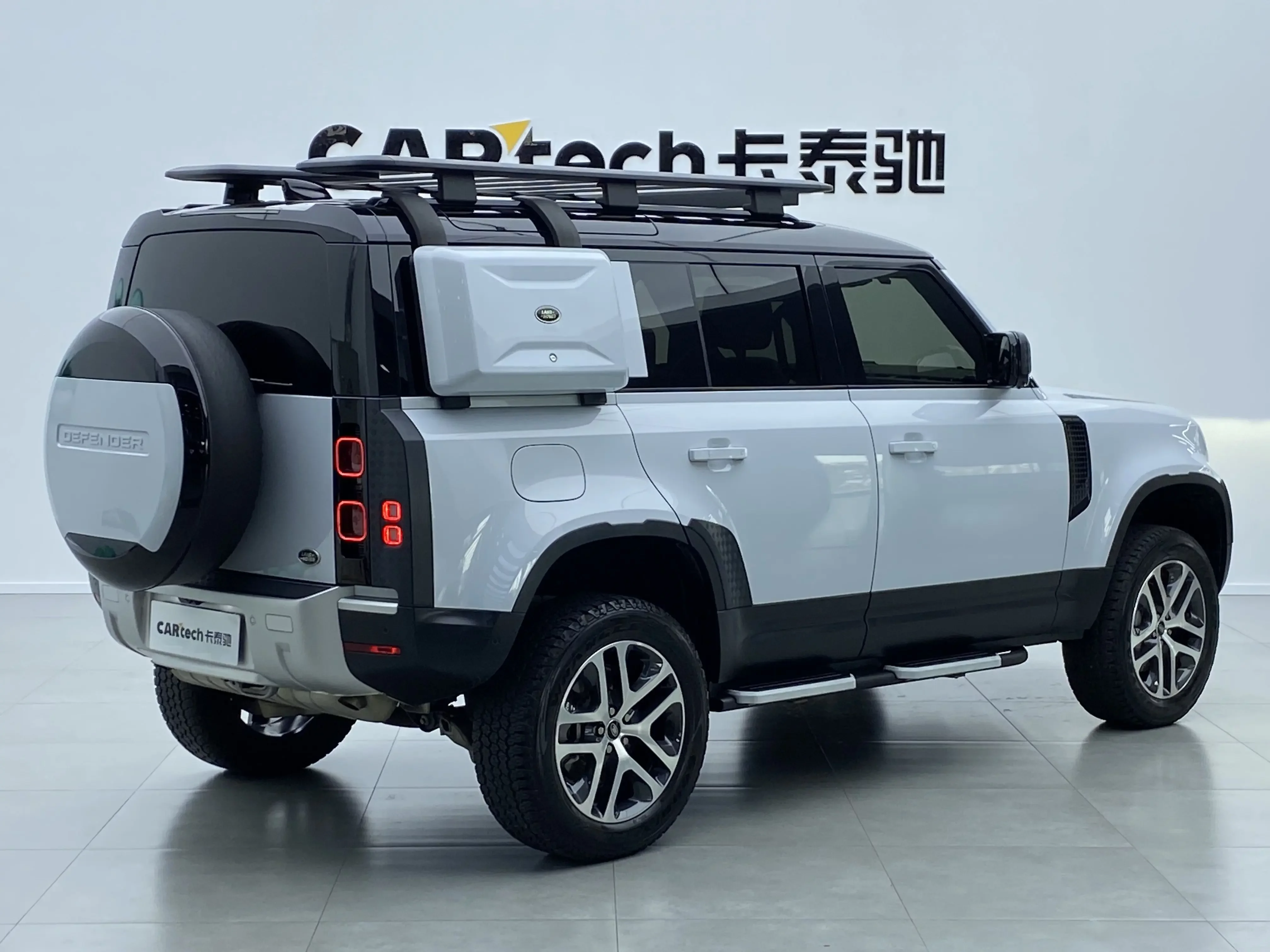 Land Rover guard