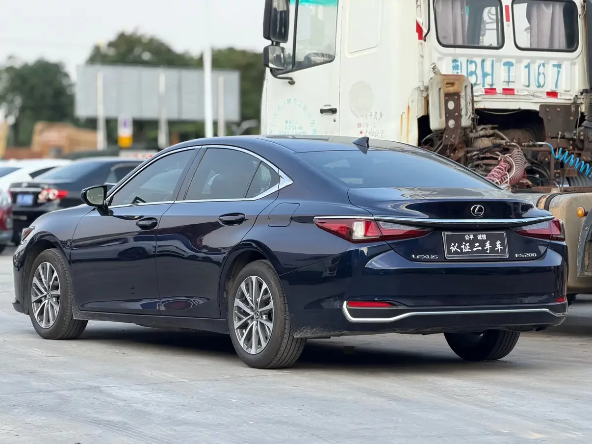Lexus ES