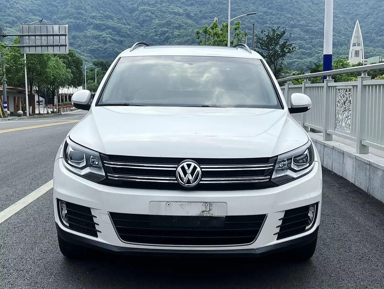 Volkswagen Tiguan (Tharu)