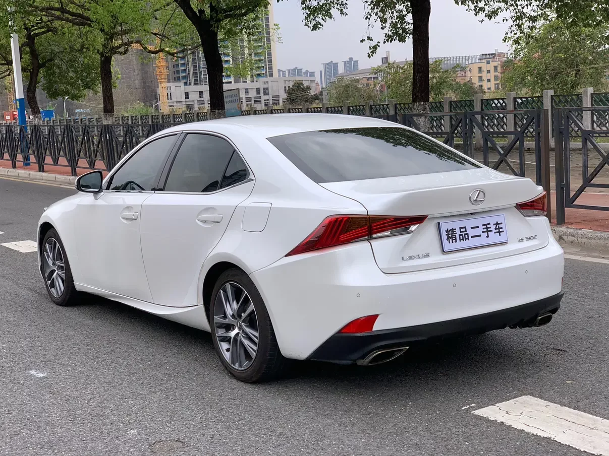Lexus IS