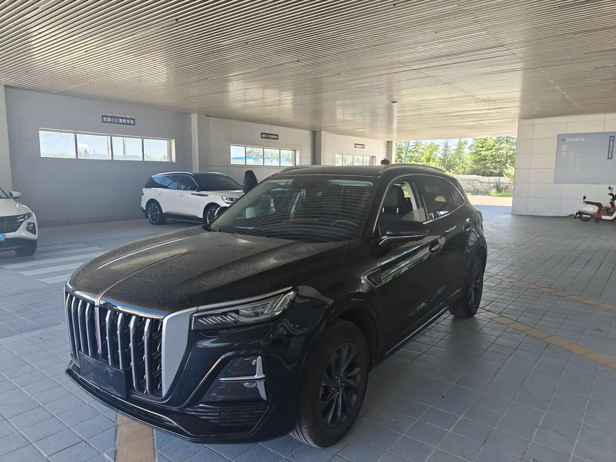 Hongqi HS5
