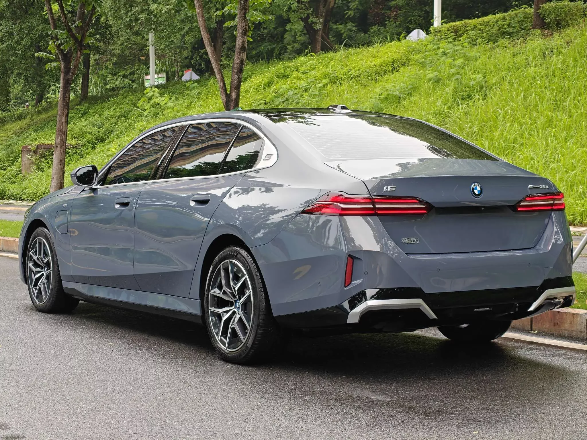 BMW i5