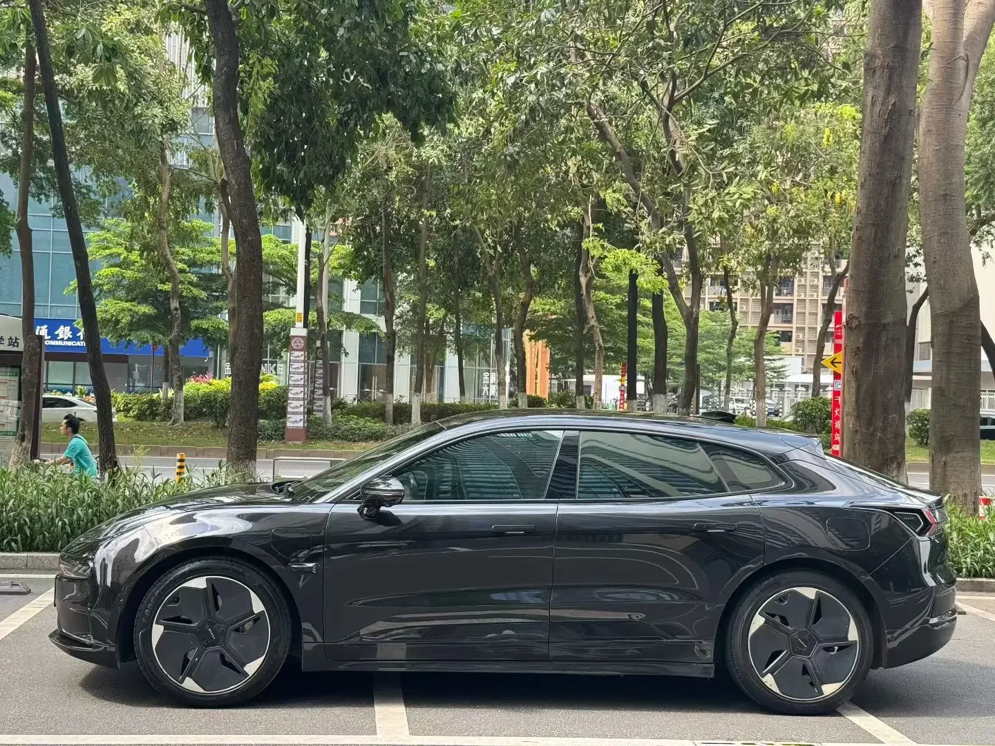 ZEEKR 001