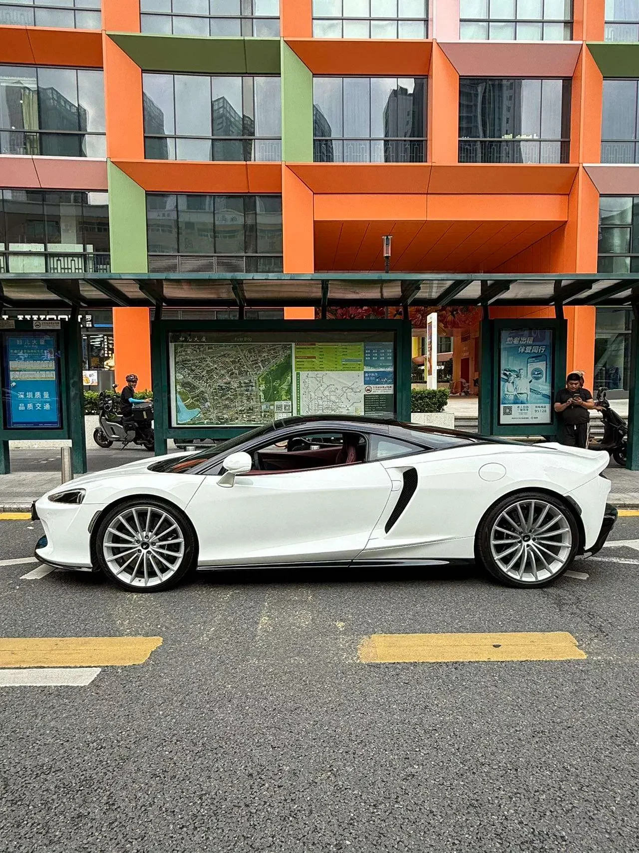 McLaren GT