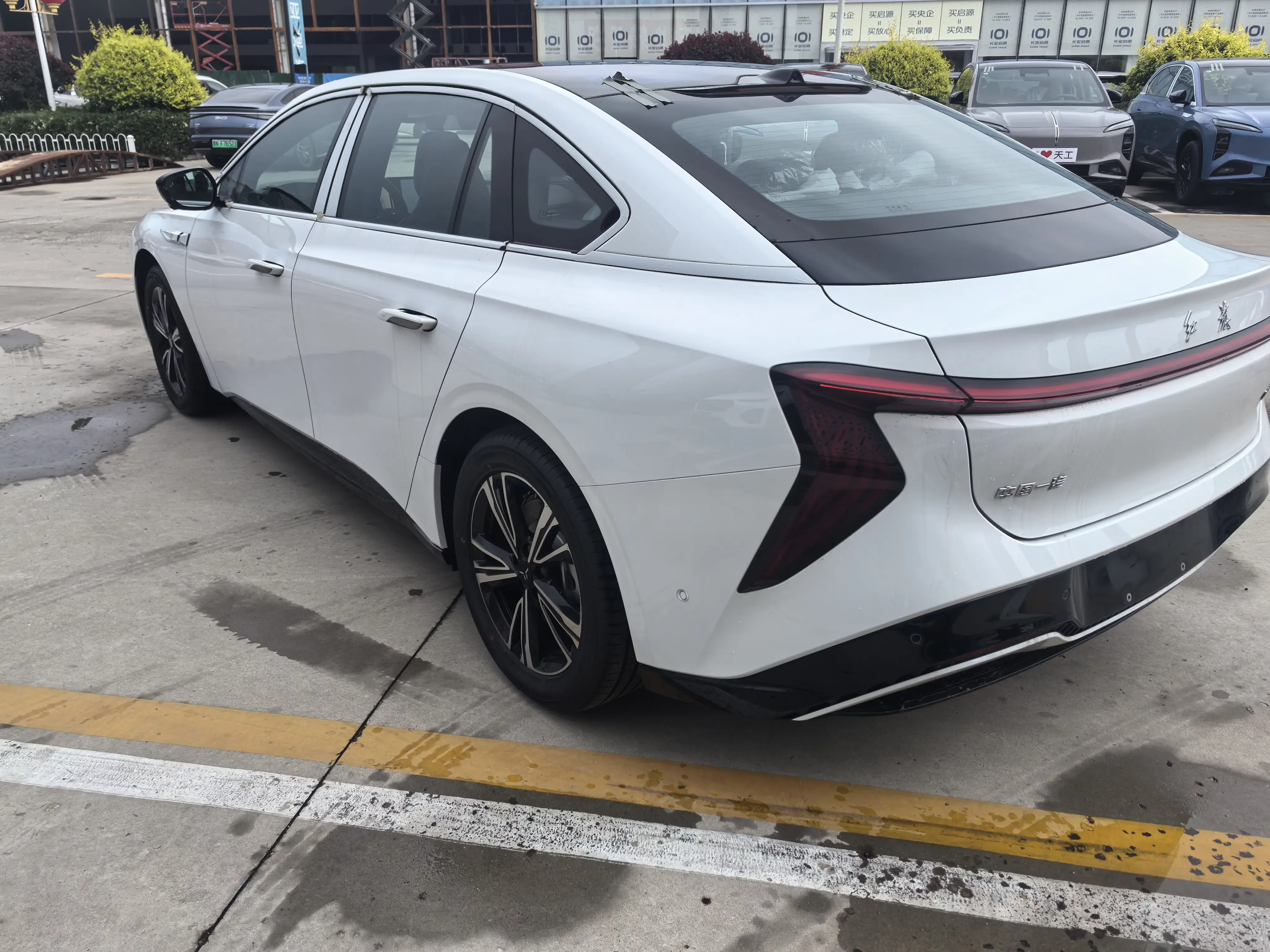 Hongqi EH7