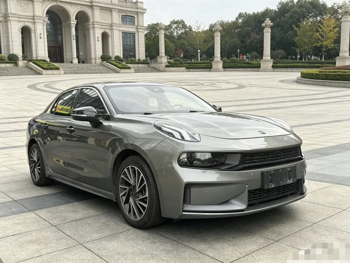 Lynk & Co 03