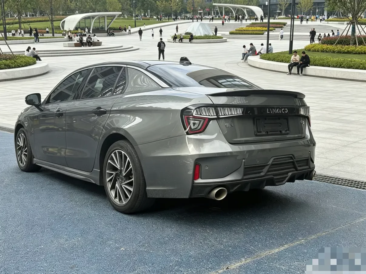 Lynk & Co 03