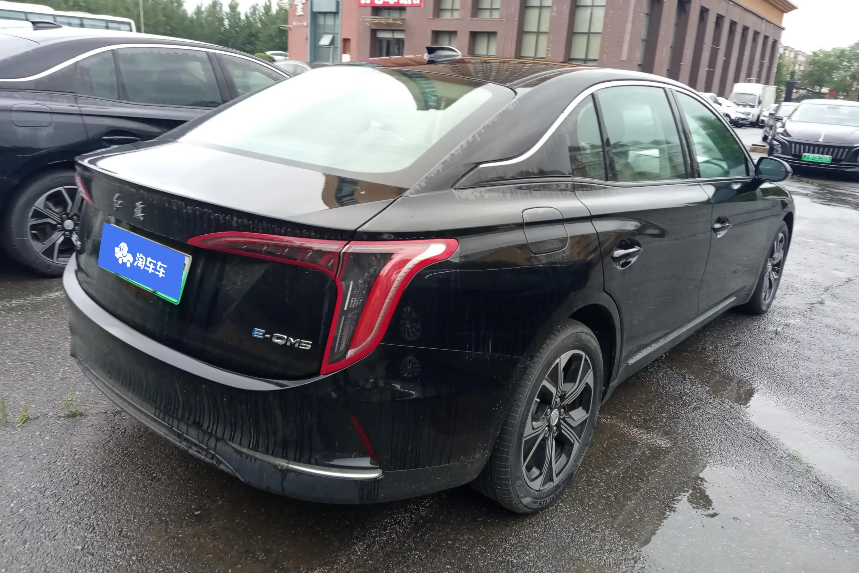 Hongqi E-QM5
